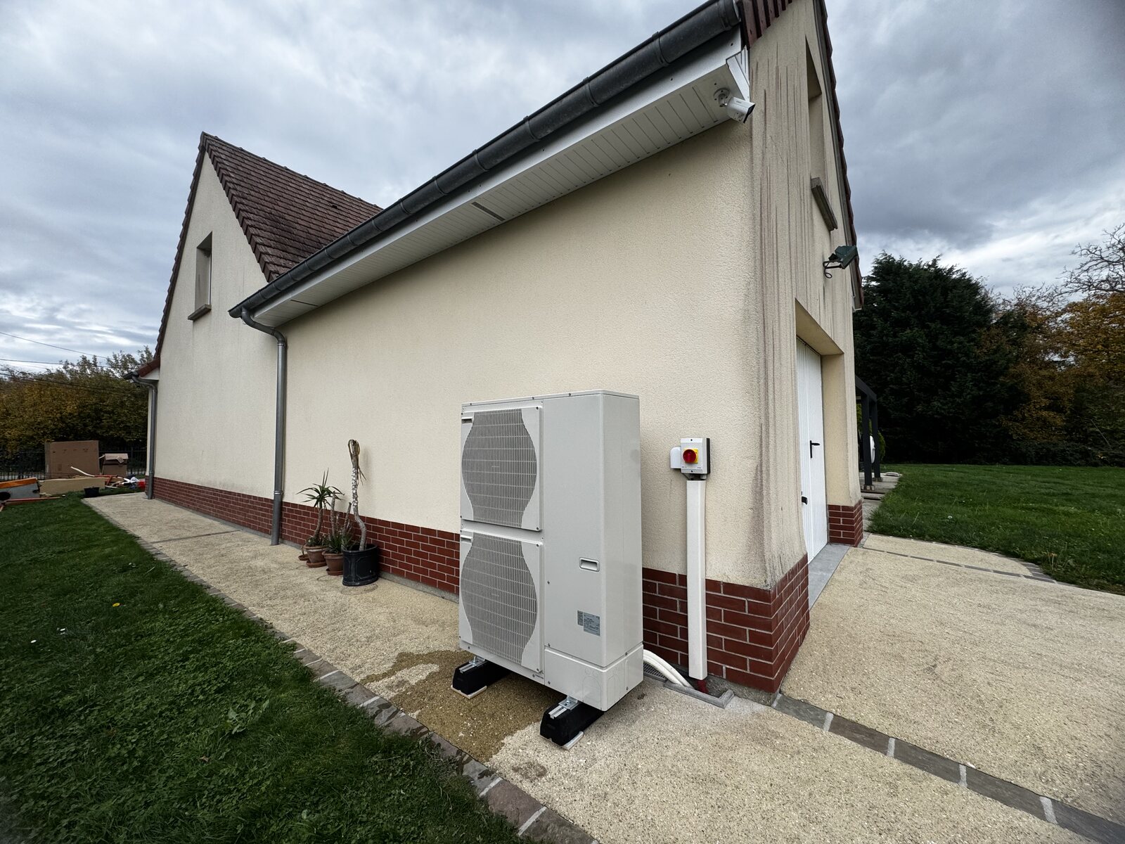 Pompe à chaleur air-eau Daikin Altherma 18 kW et ballon thermodynamique à Chauny (02300)