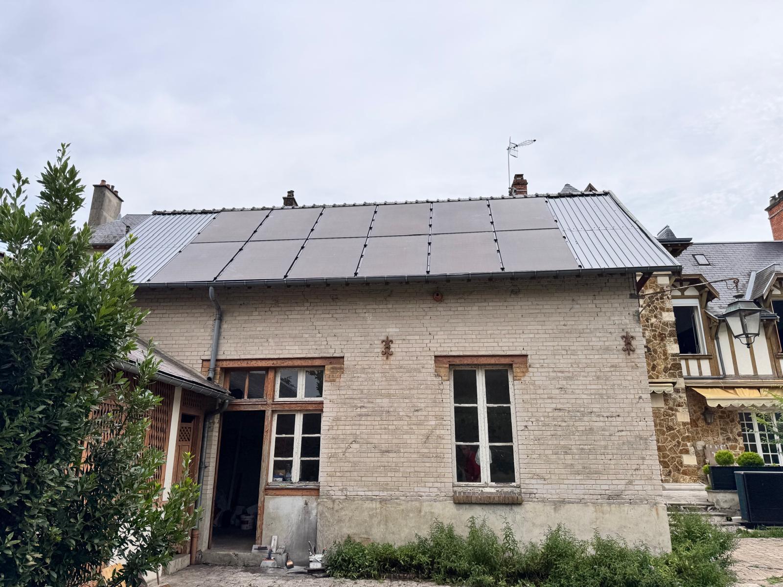 Panneaux photovoltaïques 6 kWc en surimposition + onduleur hybride Huawei, coffrets de protection AC/DC