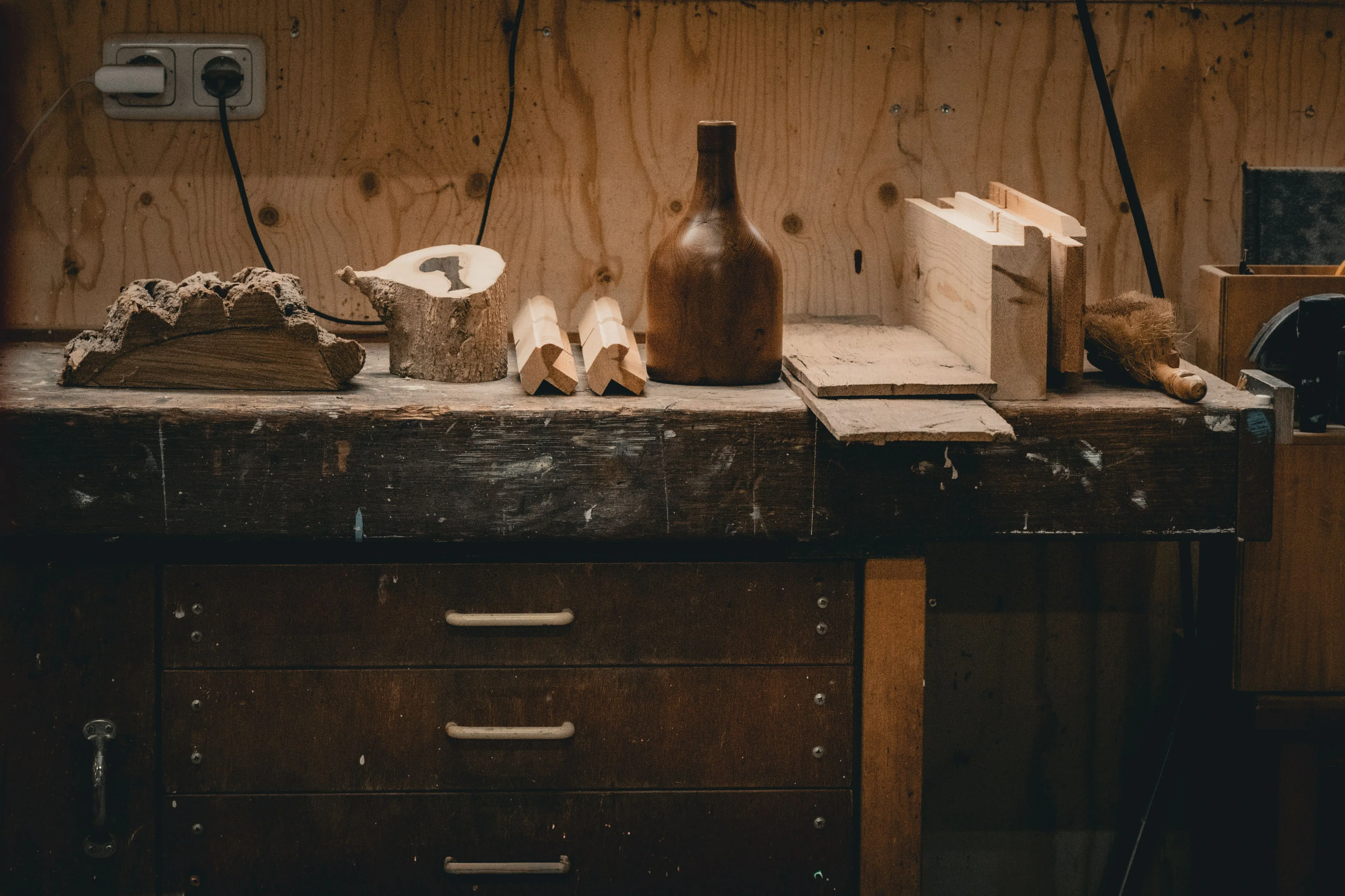 Werkbank met gereedschap in de werkplaats van HoutNikamp