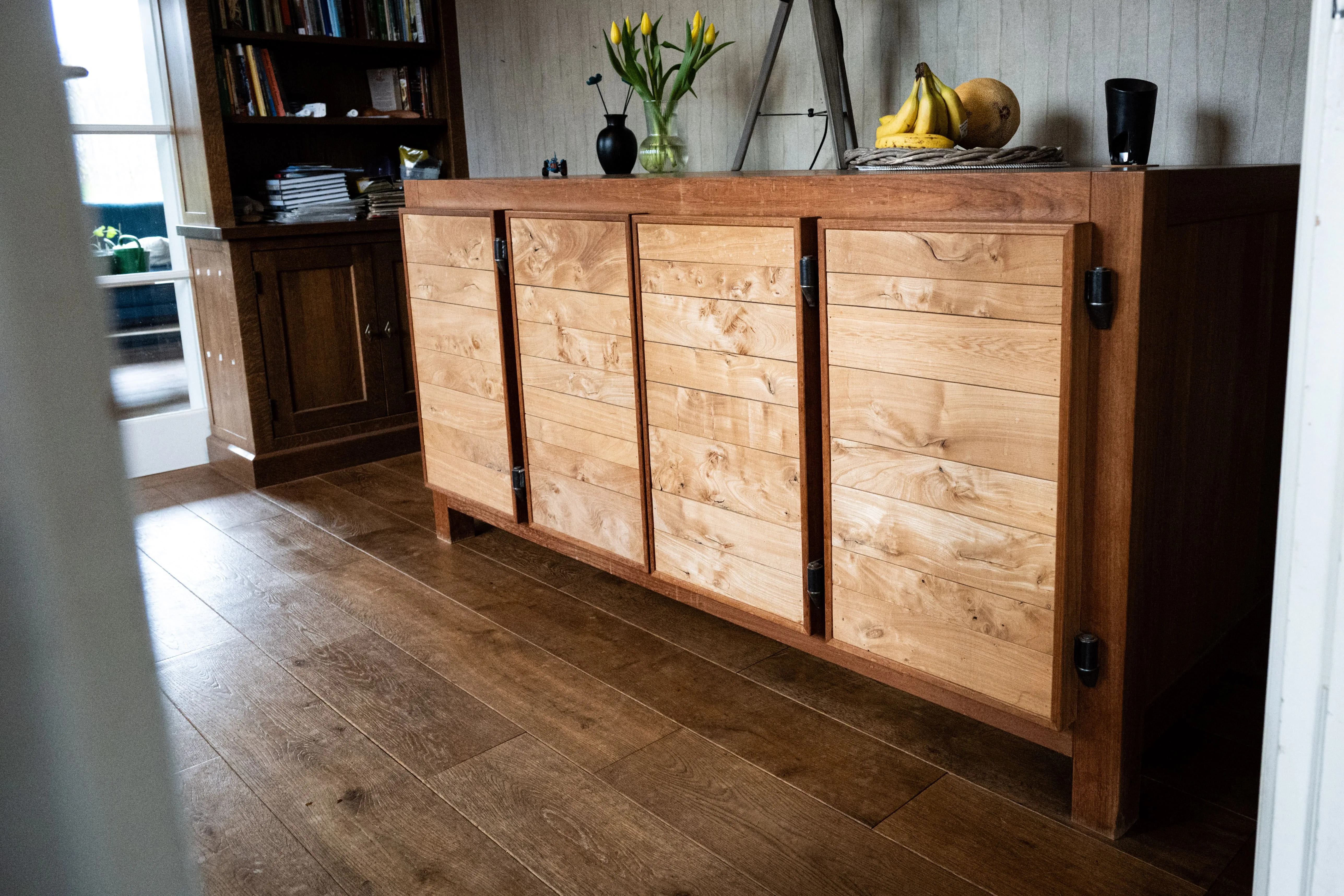 Maatwerk dressoir van iepenhout, gemaakt door HoutNikamp