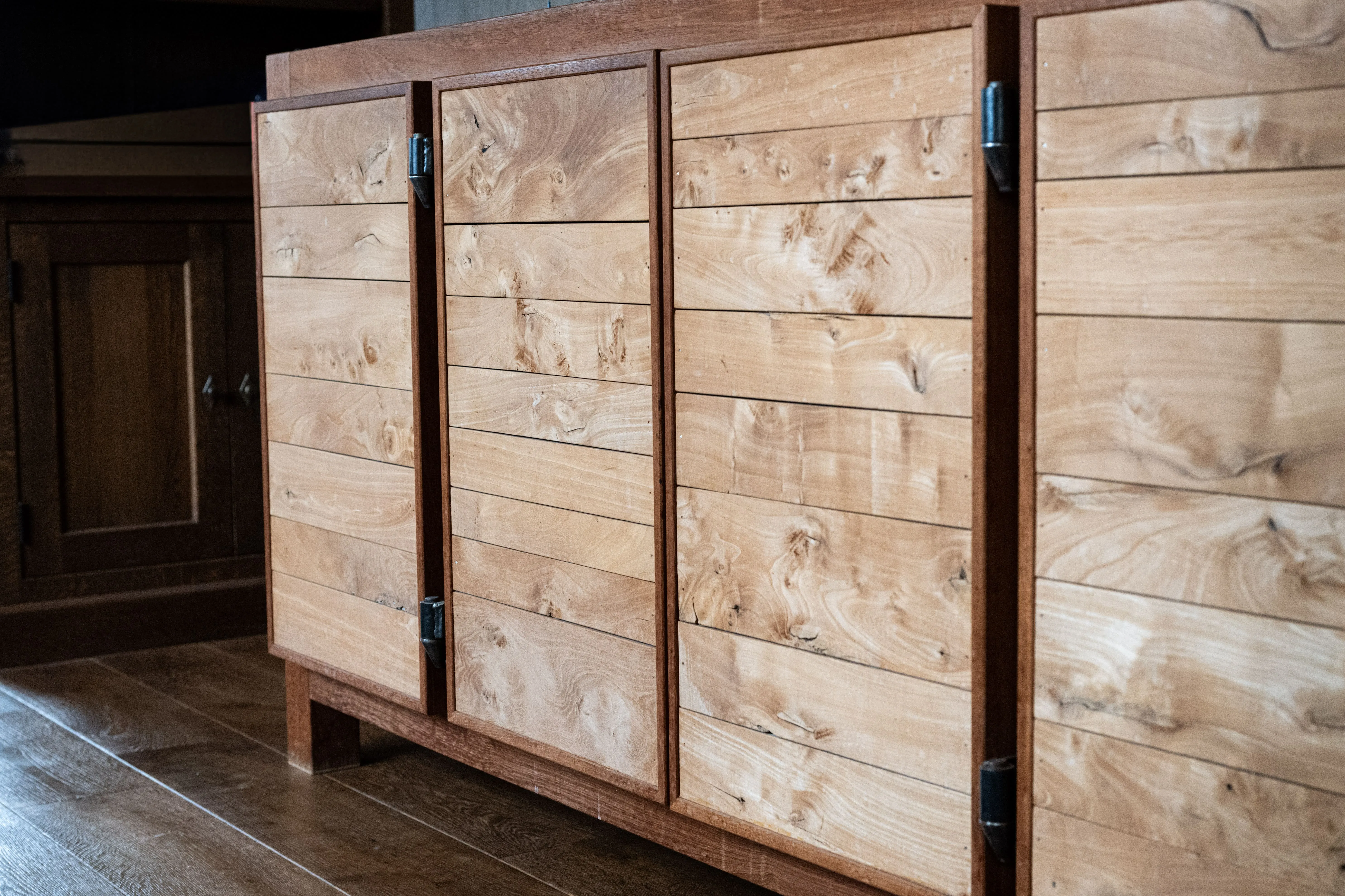 Detail van een dressoir gemaakt met het karakter van oud hout