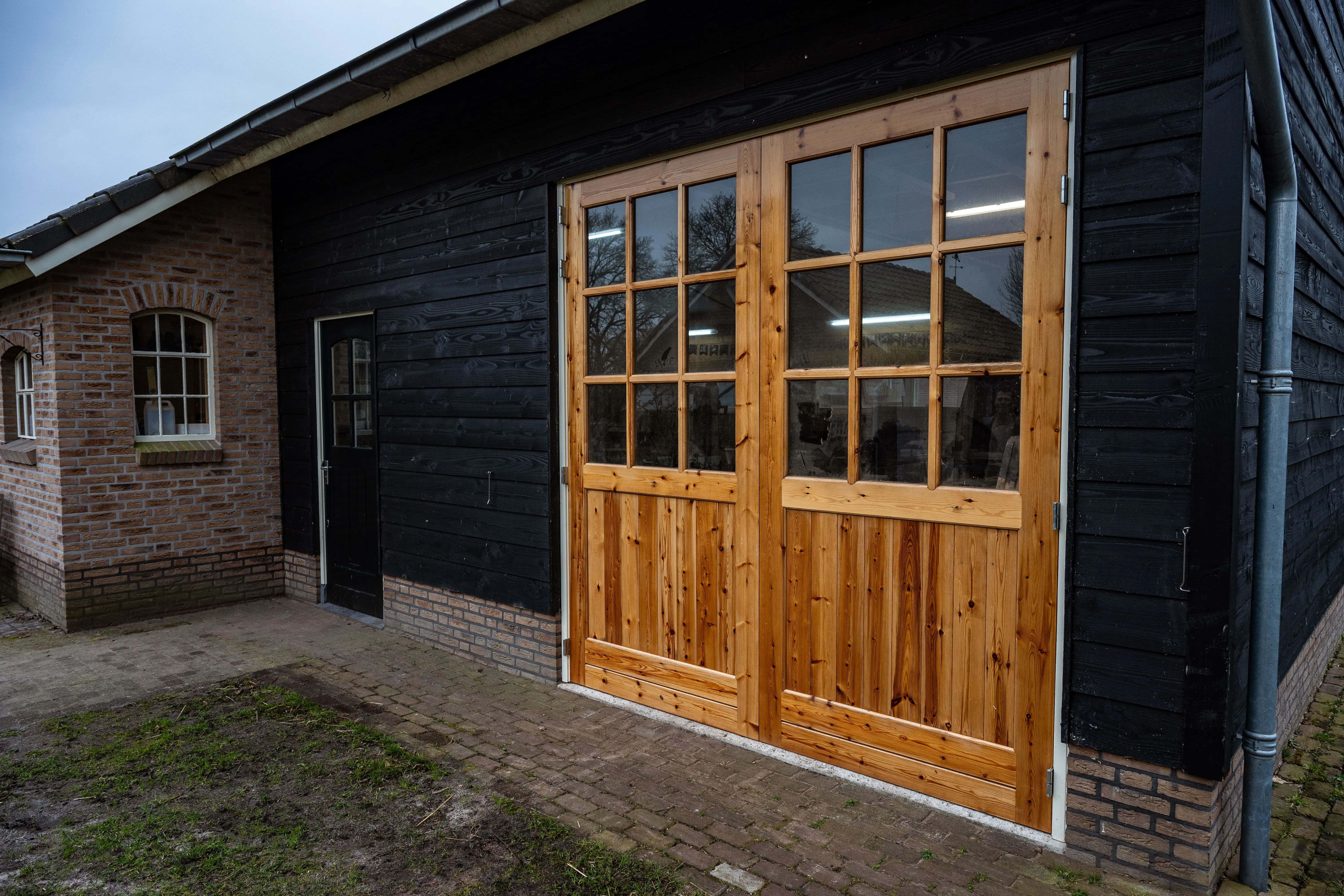 Ambachtelijk gemaakte houten schuurdeur door HoutNikamp