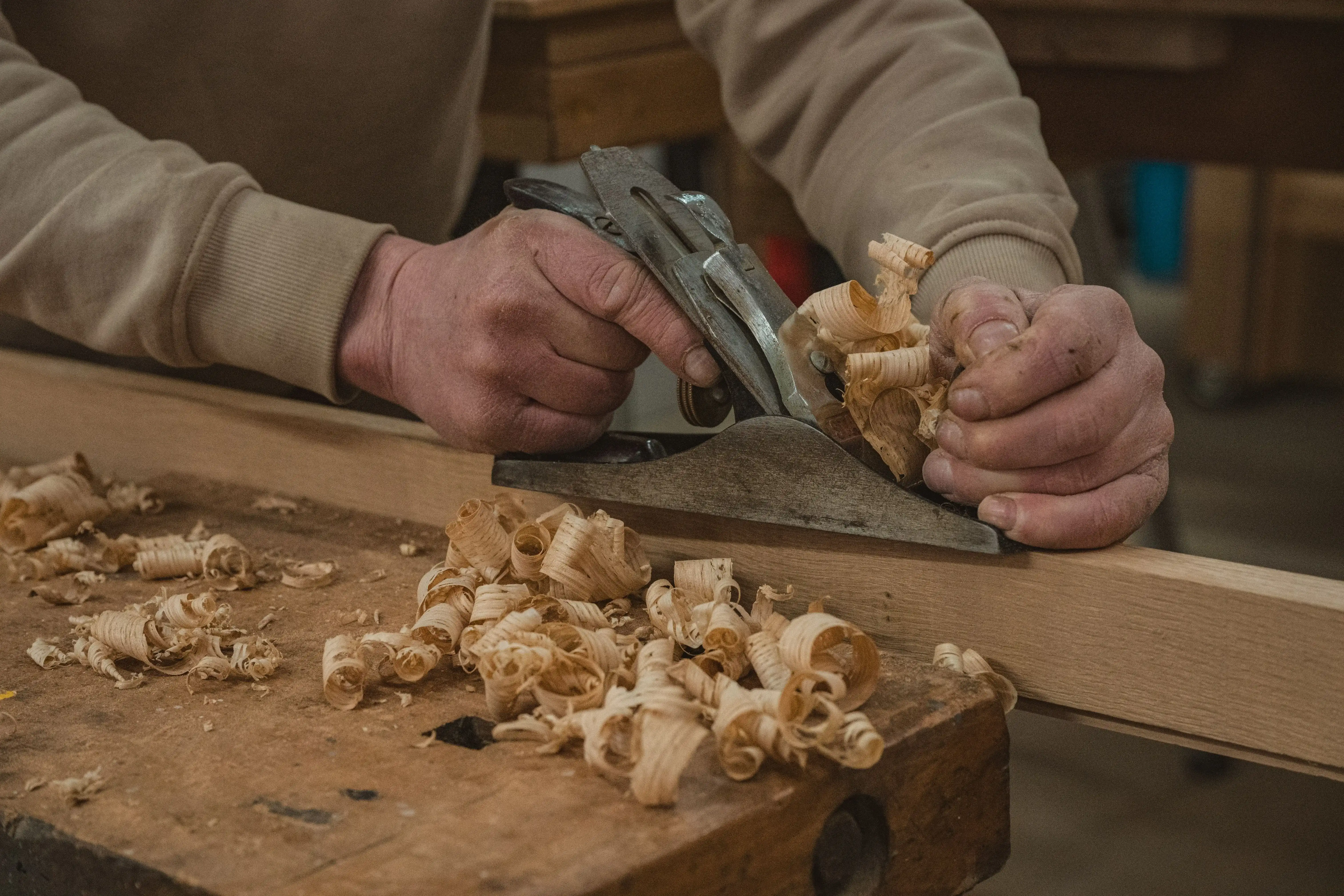 Ambachtelijke restauratie met handschaafwerk door HoutNikamp