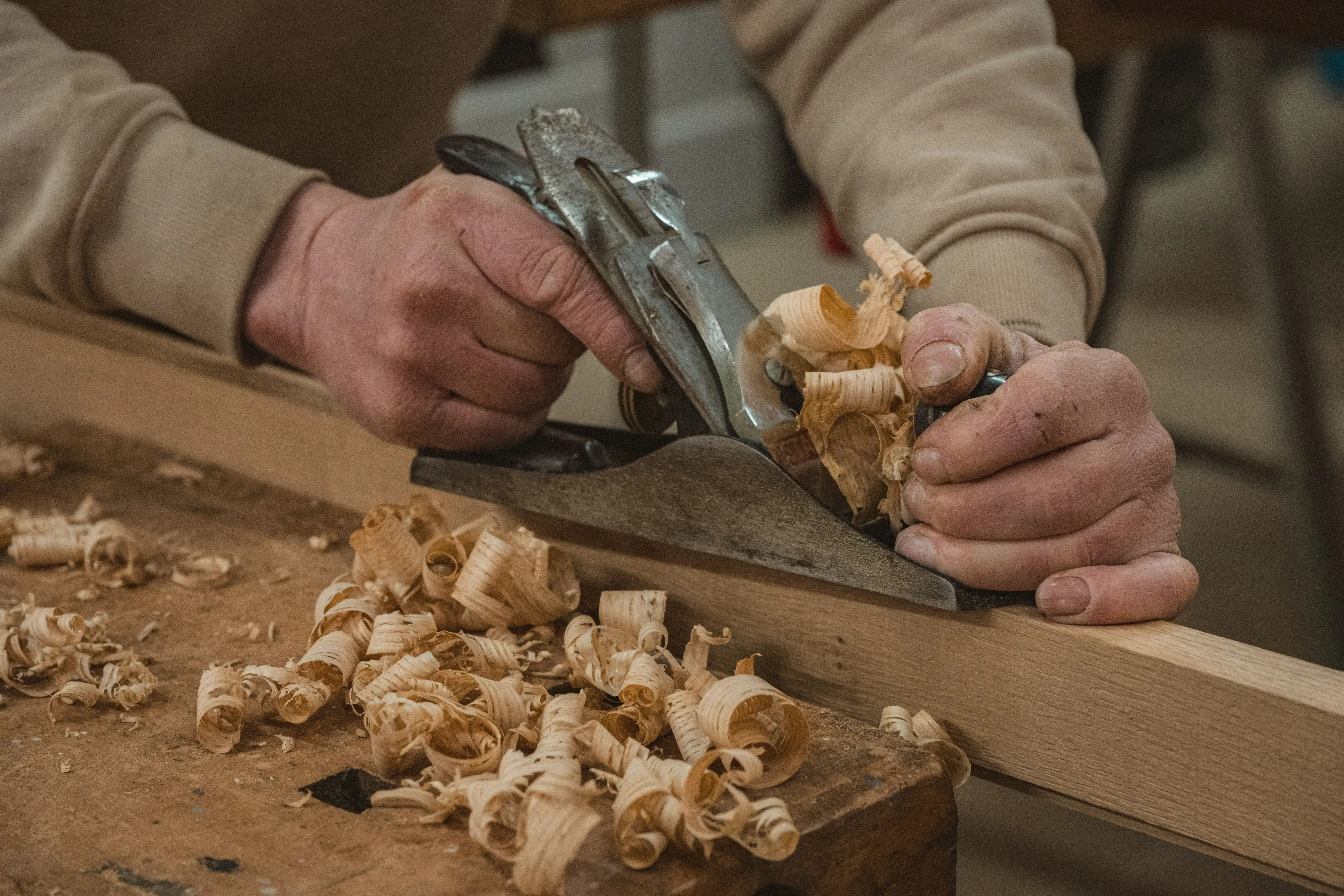 Ambachtelijke handbewerking met een schaafmes bij HoutNikamp