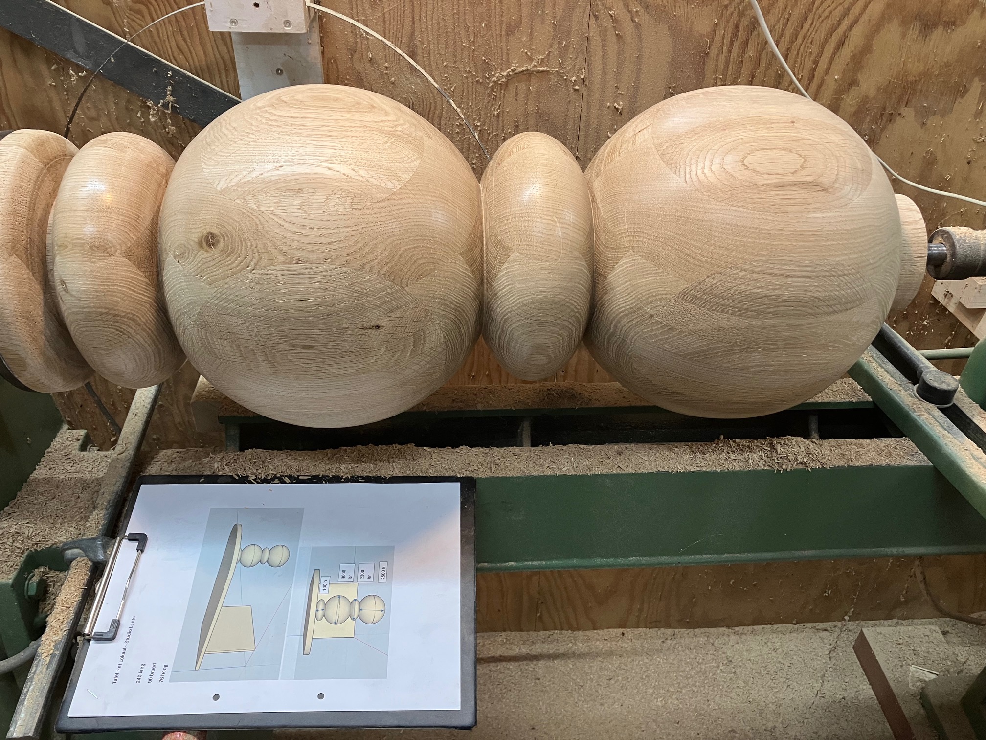 Houtdraaiwerk: gedraaide houten bollen op de draaibank