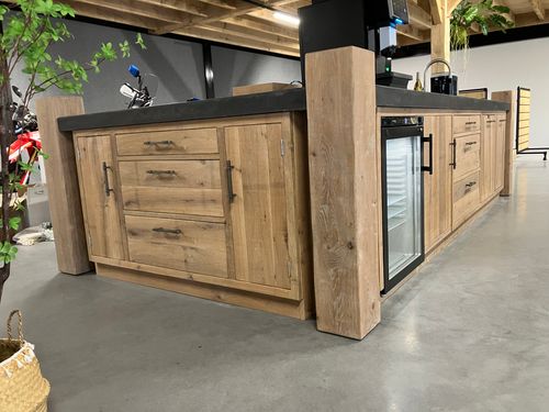 Ambachtelijk keukeneiland met ingebouwde wijnkoelkast voor AdventureBikes