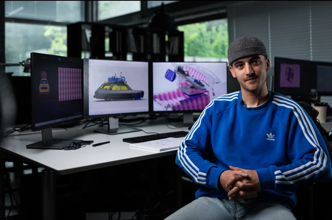 Membre de l'équipe ATEMI Productions en post-production devant des écrans d'animation 3D