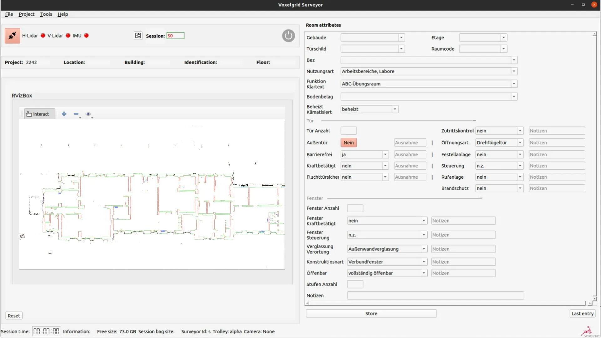 Benutzeroberfläche der Voxelgrid-Software mit Punktwolkenansicht eines Gebäudegrundrisses links und Erfassungsmaske für Rauminformationen rechts, inklusive Tür-, Fenster- und Bodenattribute.