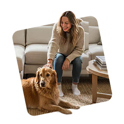 Dame die de hond aan het strelen is.