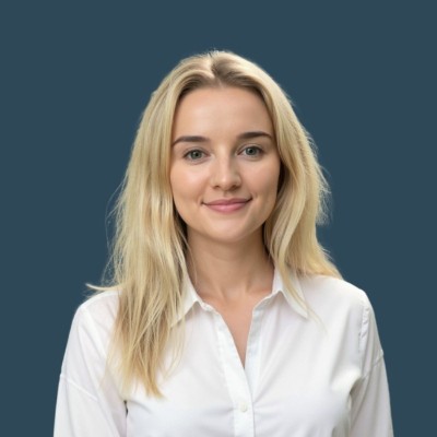 headshot of smiling woman