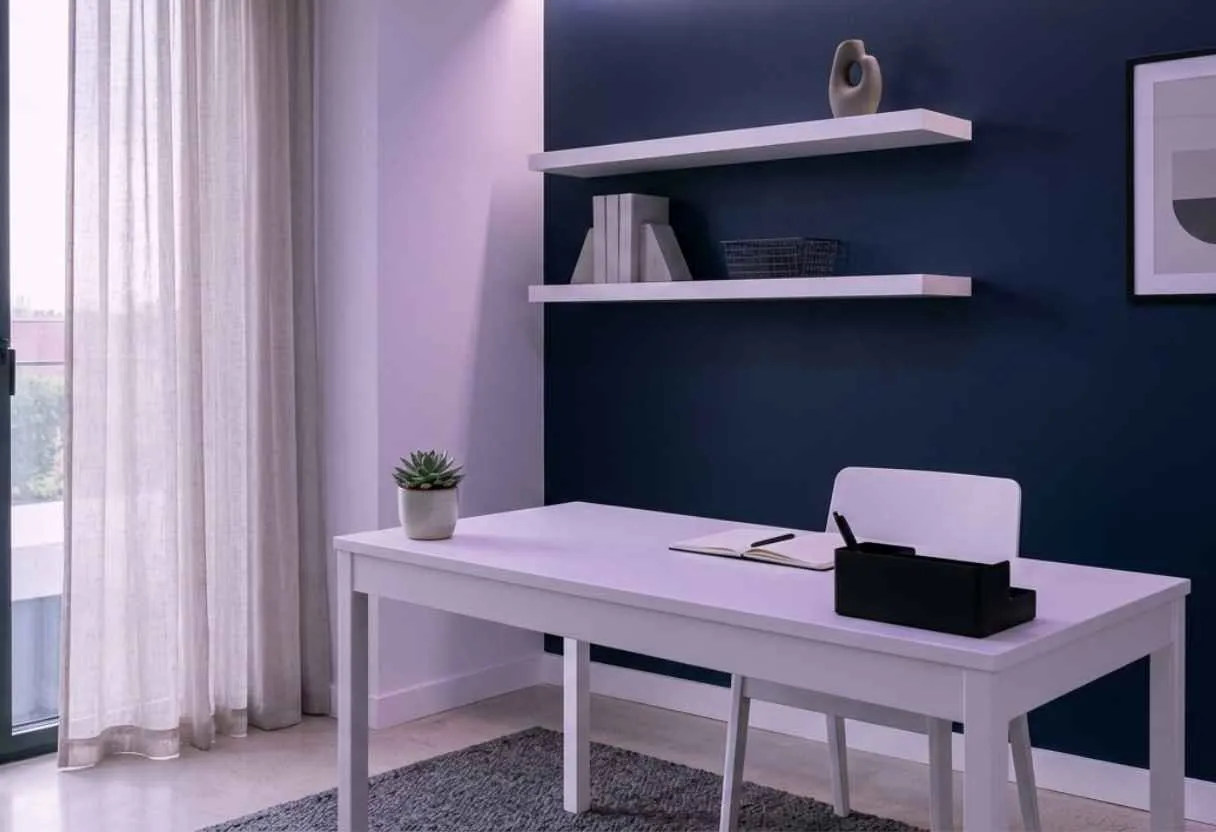 Cabinet moderne avec bureau blanc et bibliothèque