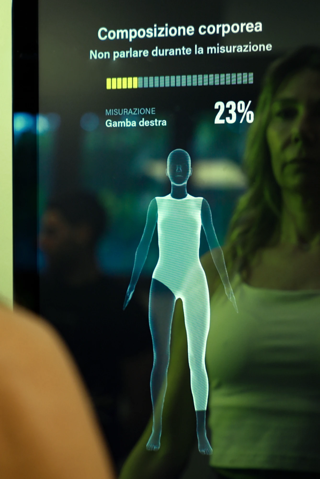 Schermo Technogym che mostra l'analisi della composizione corporea durante una misurazione