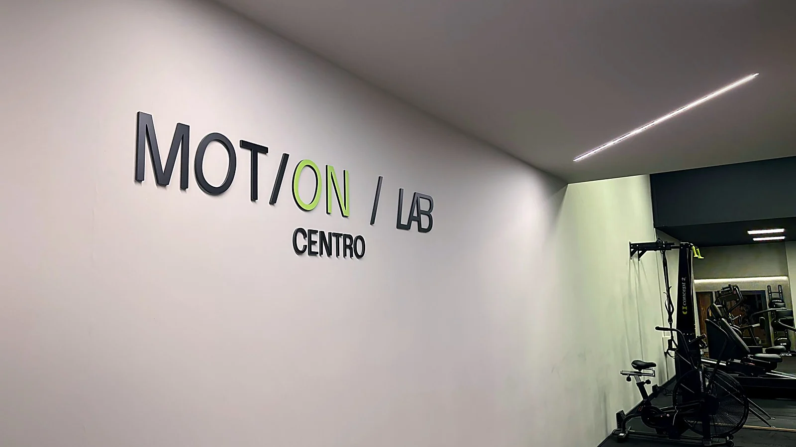 L'insegna MOT/ON LAB Centro nello studio di Piazza Piccapietra, a Genova