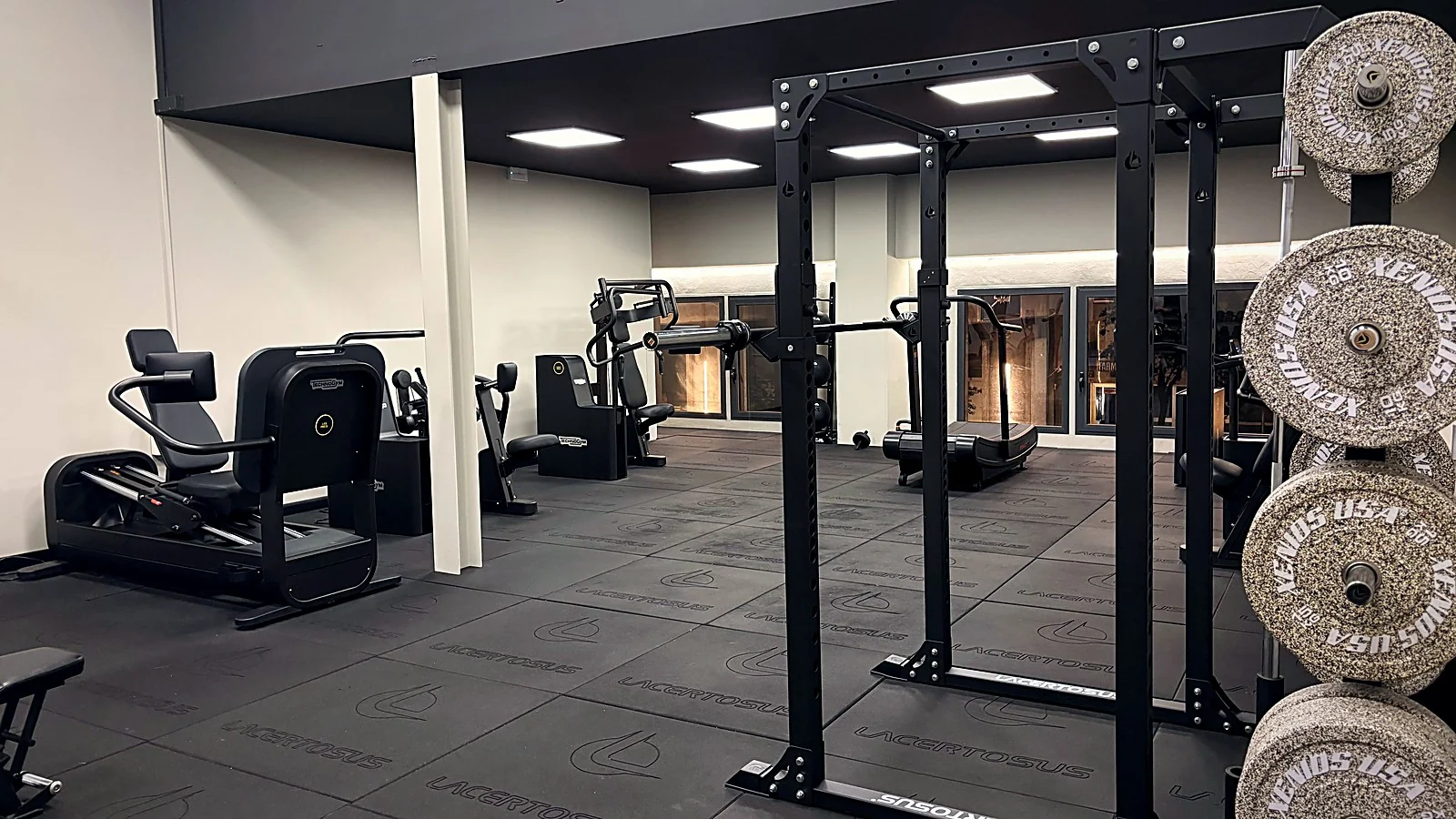 La sala attrezzi dello studio MotionLab, con rack, macchine Technogym e pesi liberi