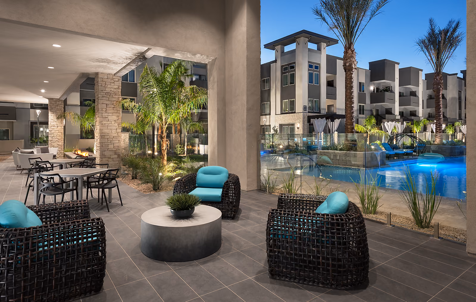 Aviva - Mesa amenity area