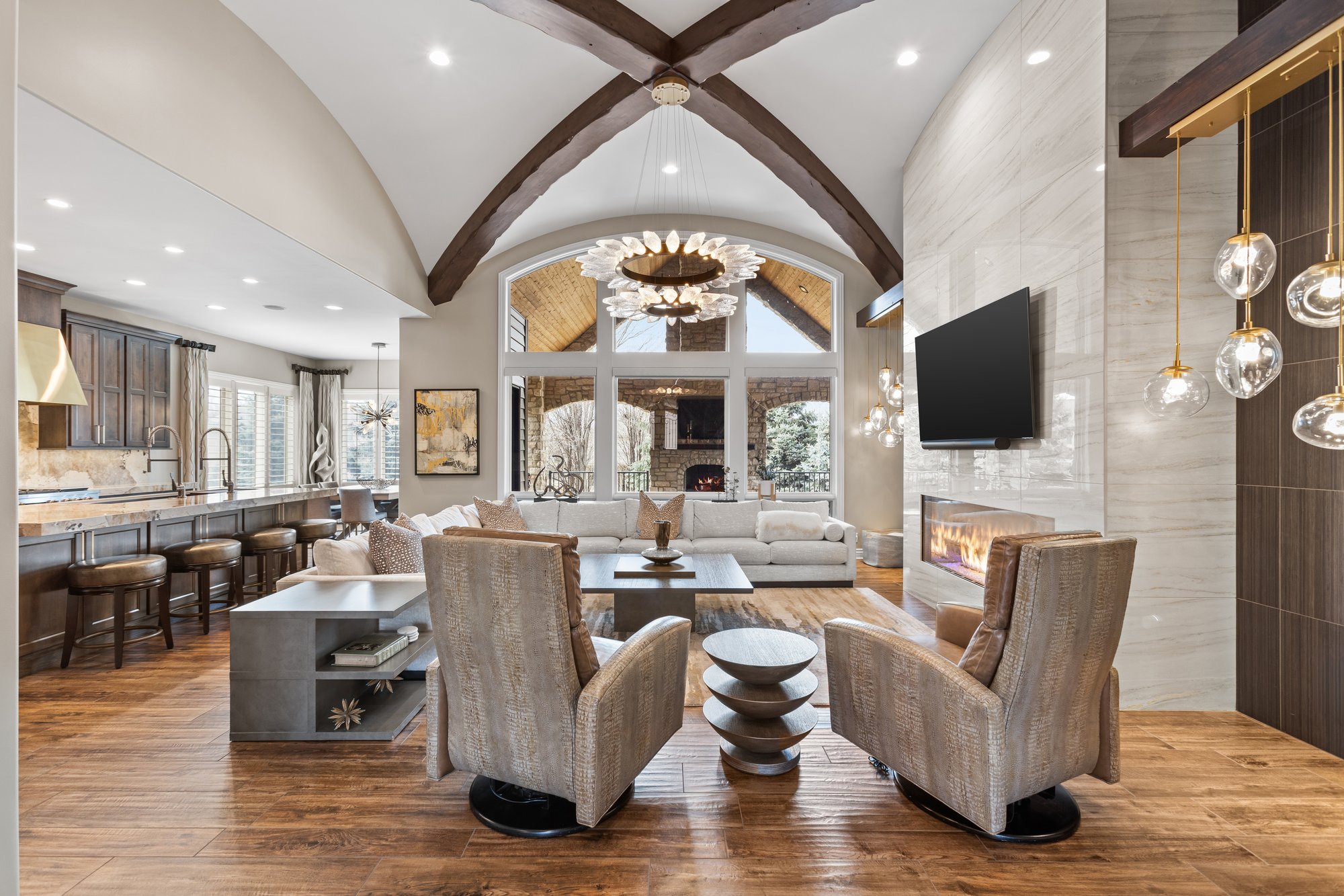 Living room with crossed timber beams