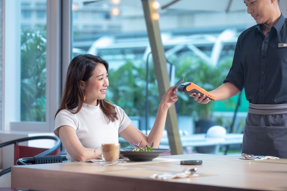 making payment with a POS terminal in a restaurant