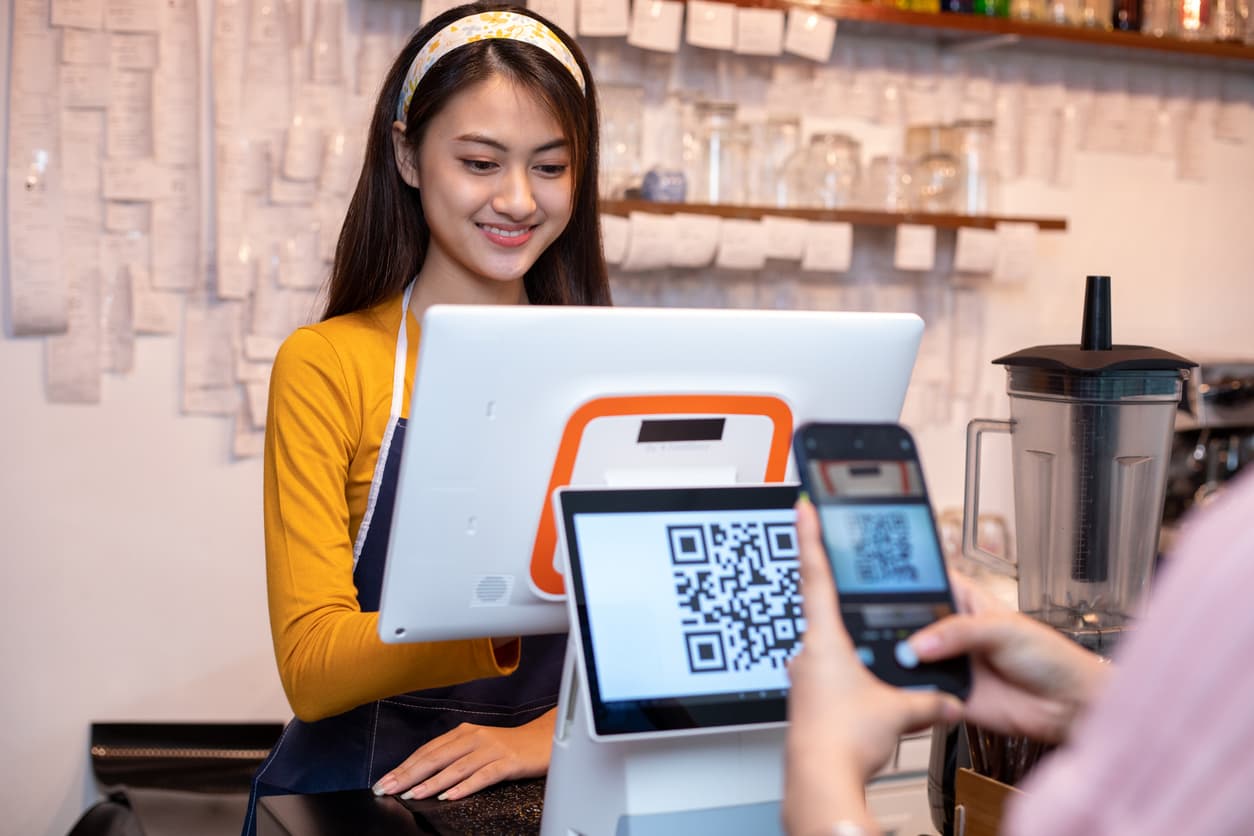 woman scanning qr code to pay