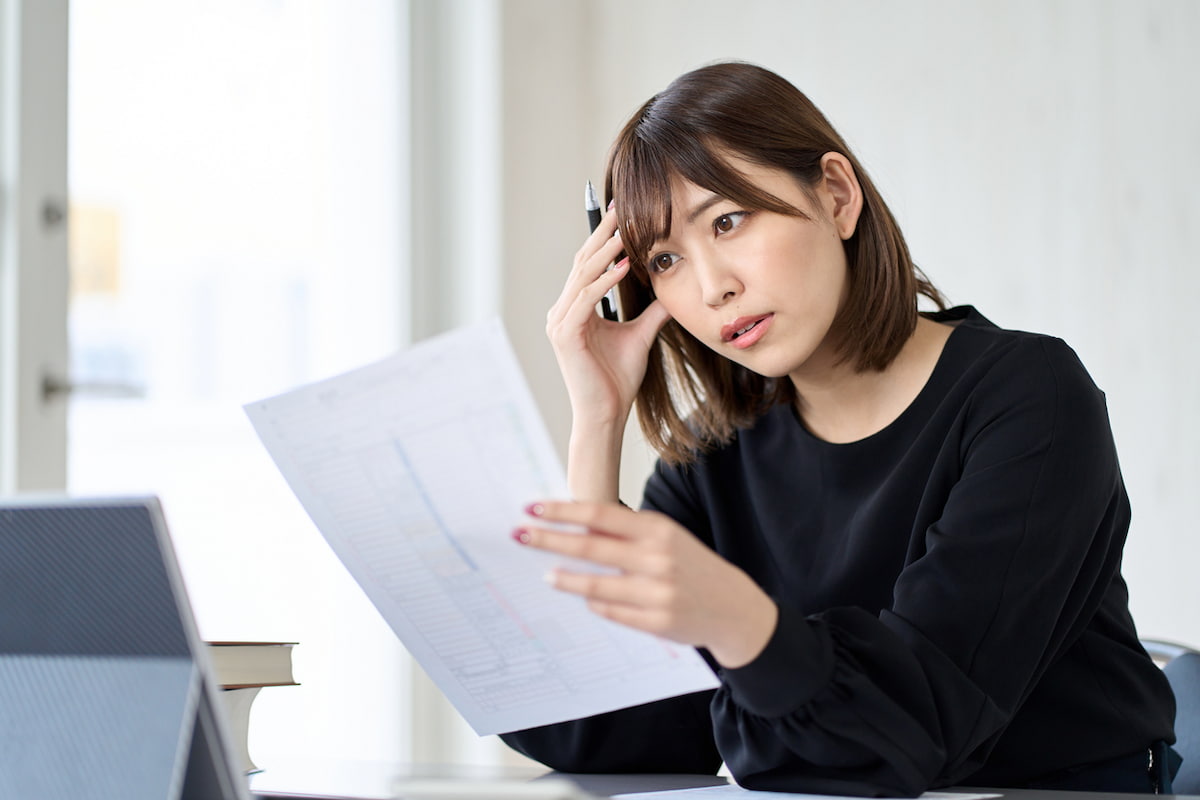 woman figuring out debit note