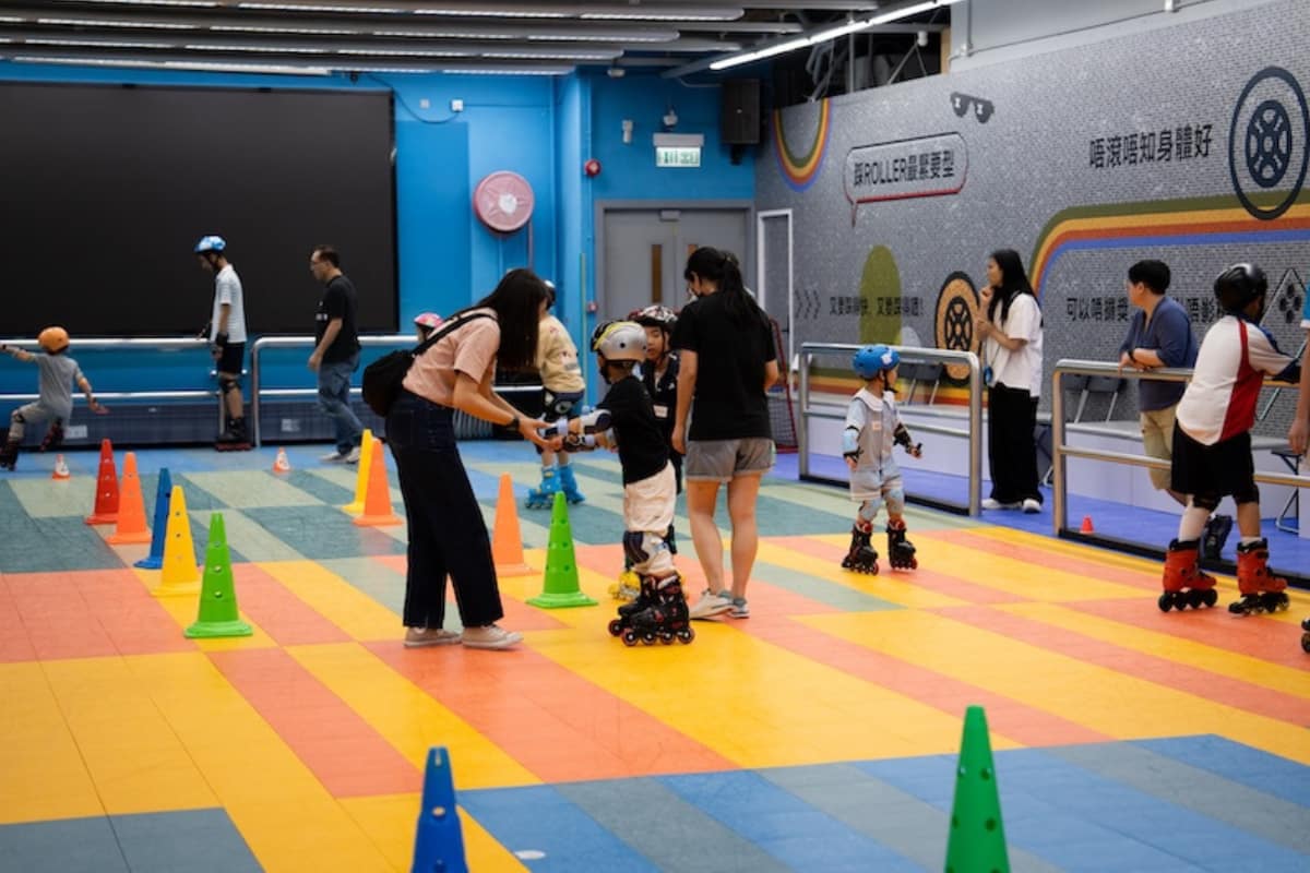 Parents and children in roller skating class