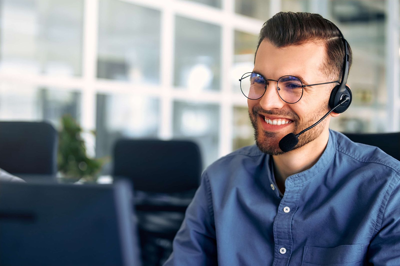 australian man offering customer support