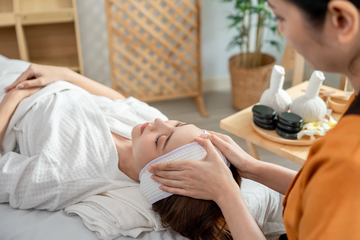 massage therapist with customer