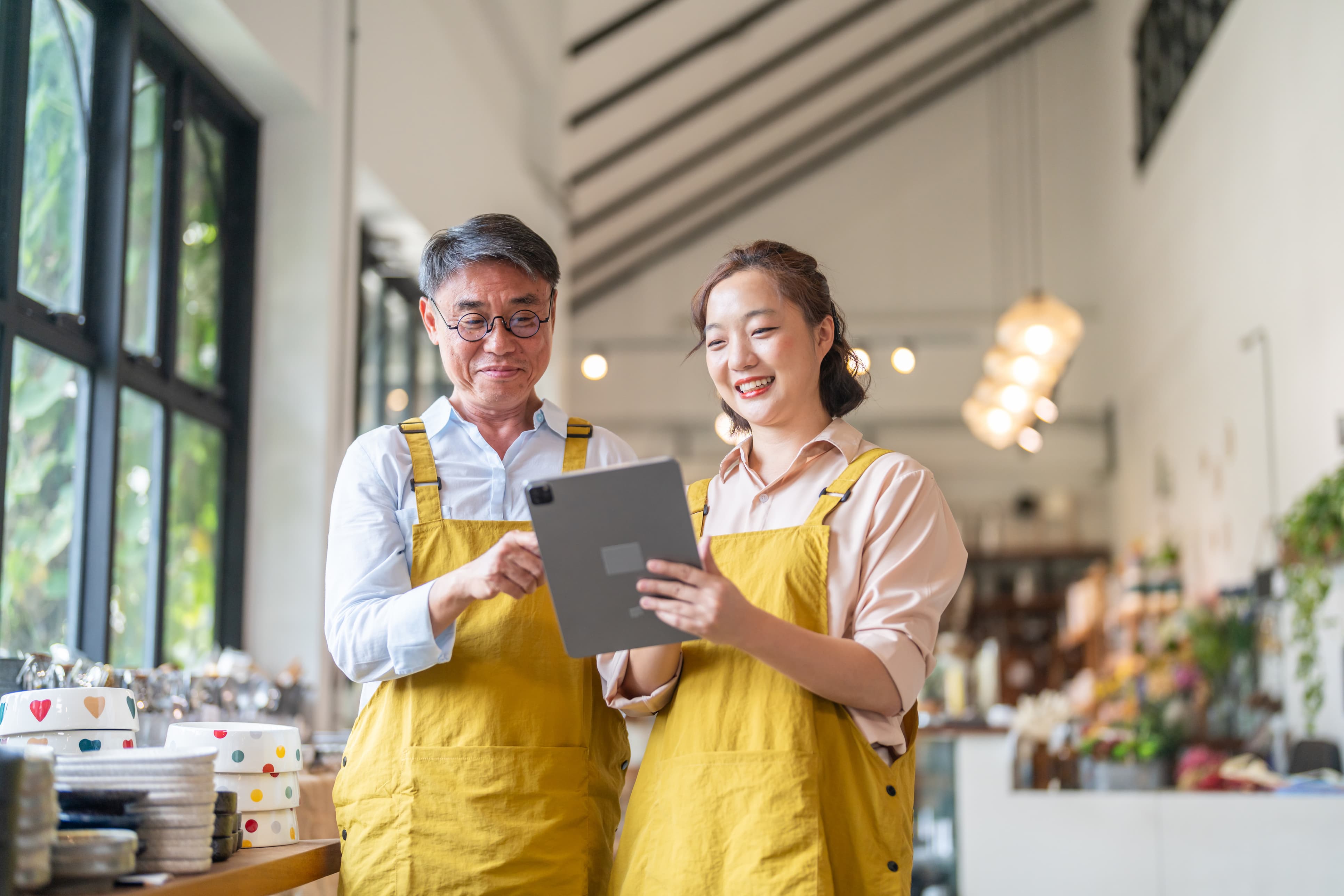staff managing online merge offline OMO business