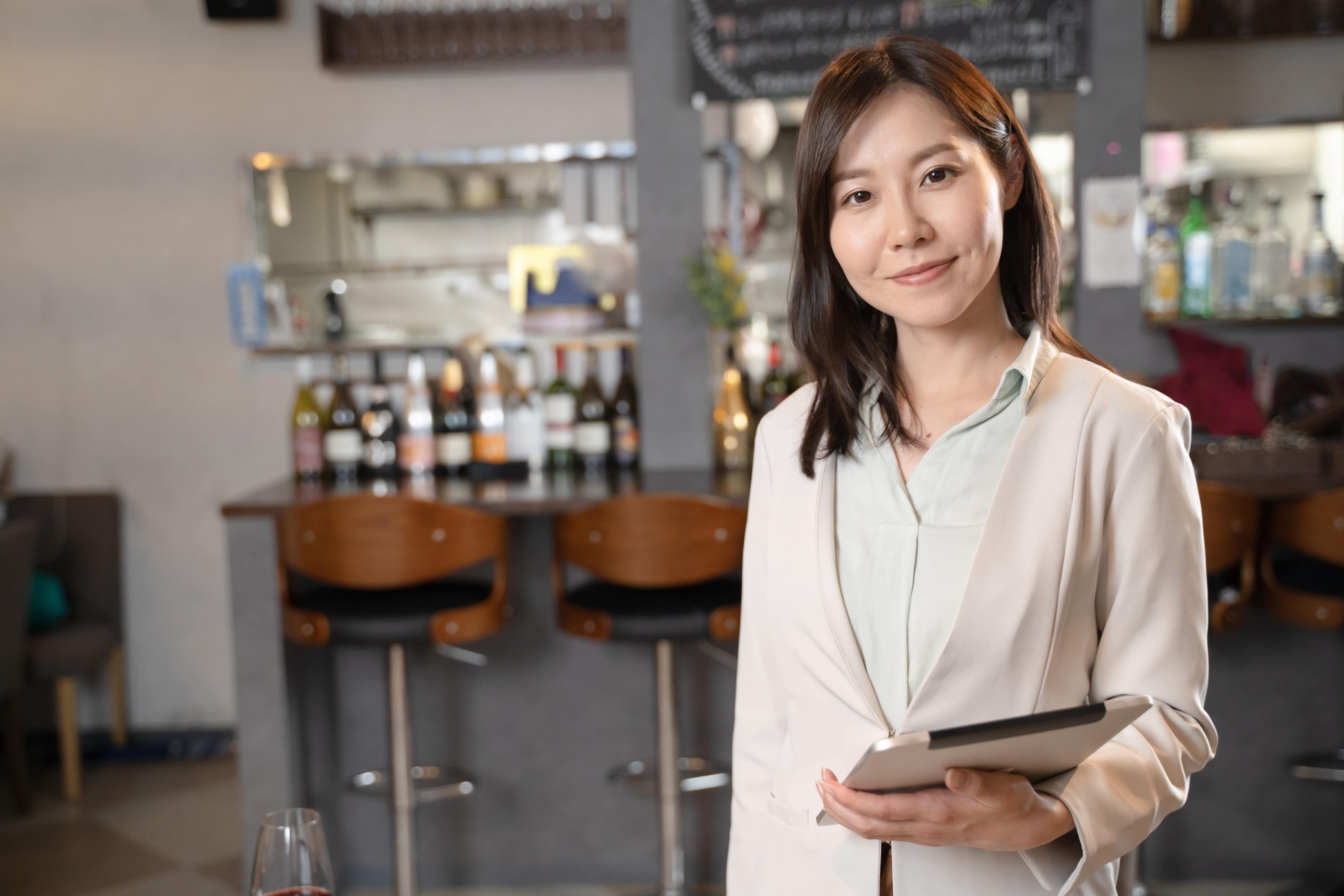 lady restaurant manager queue management