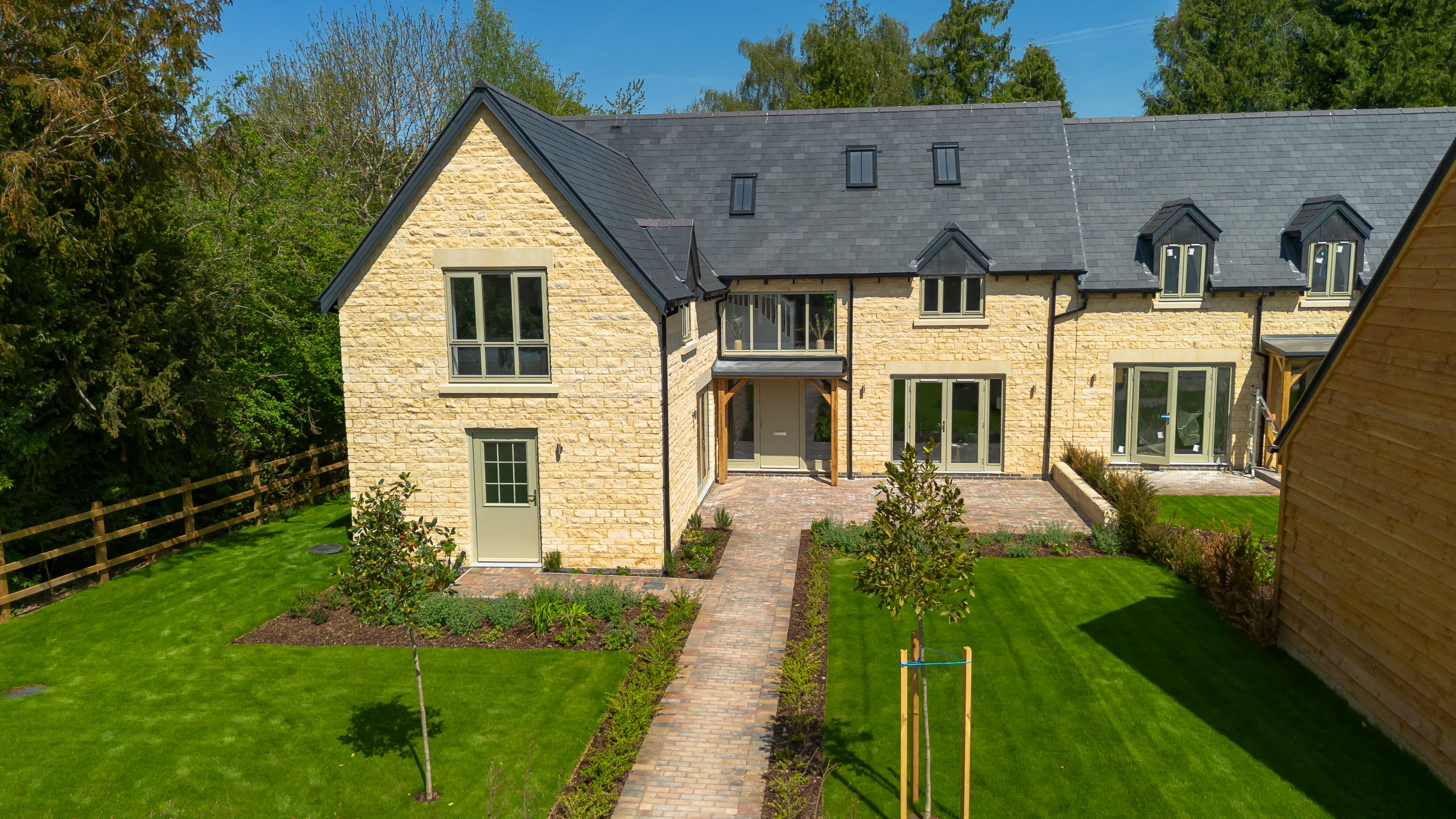 Situated in the picturesque countryside of Stanton Harcourt, Harcourt Meadow offers a stunning collection of four semi-detached homes designed for modern, sustainable living.