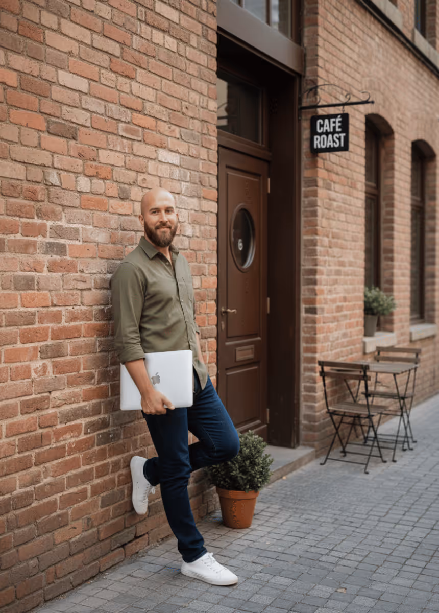 Webdesign Freelancer für Gastronomie steht vor einem Café und vermittelt persönliche Beratung und individuelle Website Lösungen für die Gastronomie