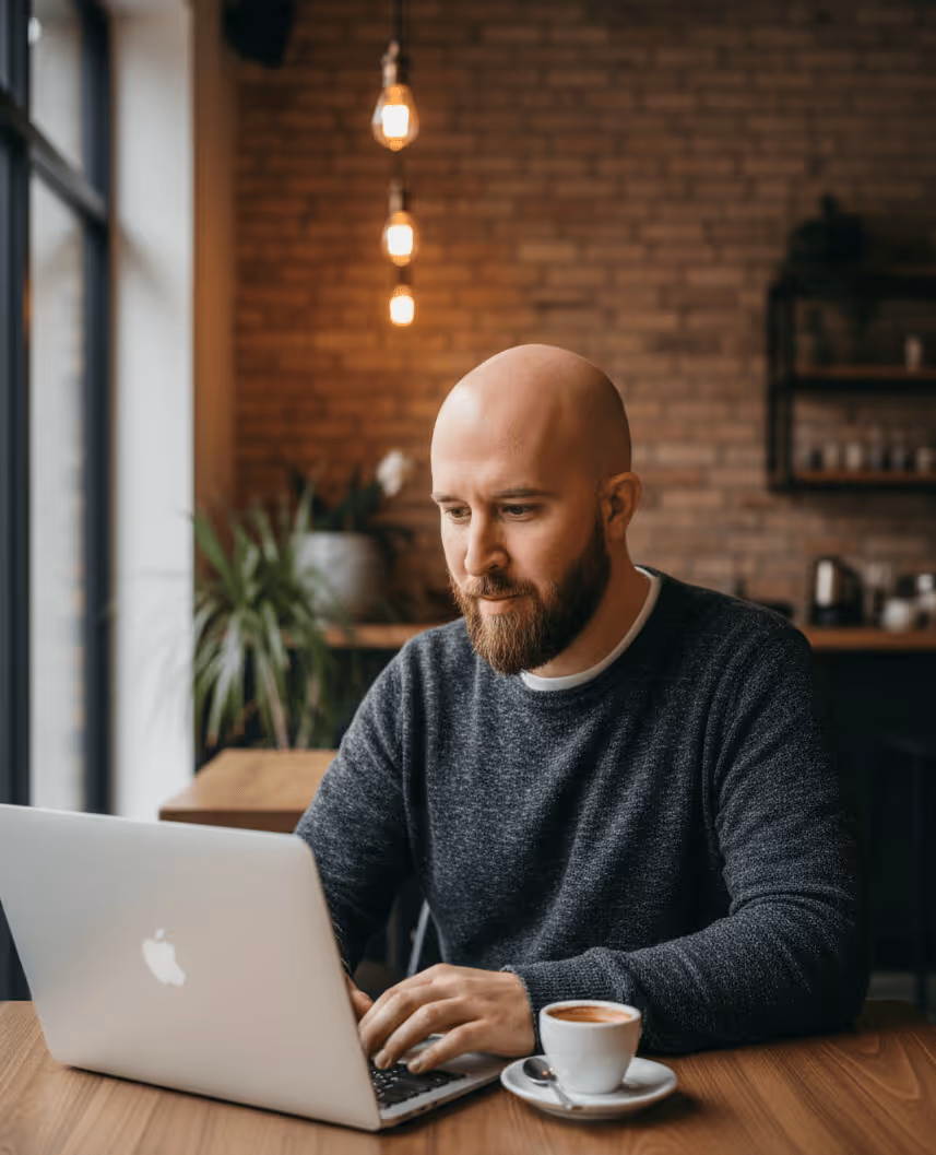 Webdesign Freelancer arbeitet an einer professionellen Restaurant-Website im Café – individuelle Webdesign-Lösungen für Gastronomie