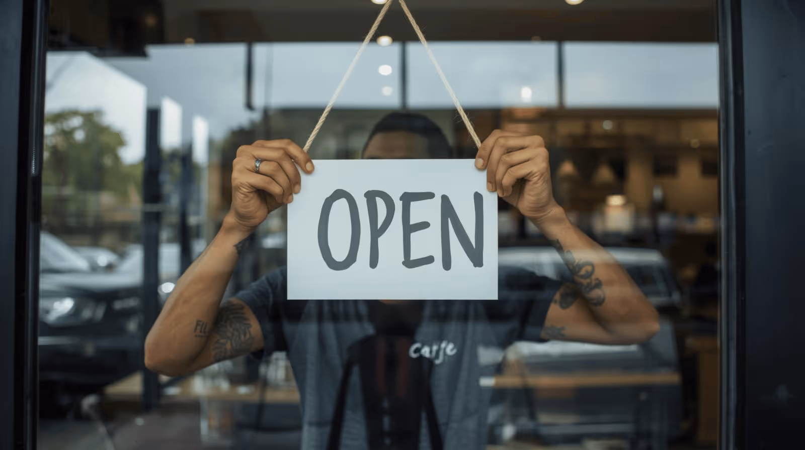 Café mit Open-Schild am Eingang – Symbol für modernes Webdesign und erfolgreiche Website-Projekte für Gastronomie-Betriebe