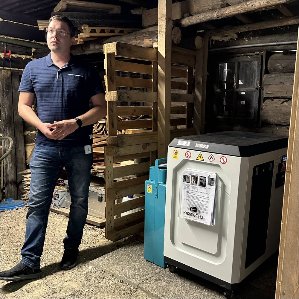 Michael Renz präsentiert in einer Berghütte die HydroSolid Anlage