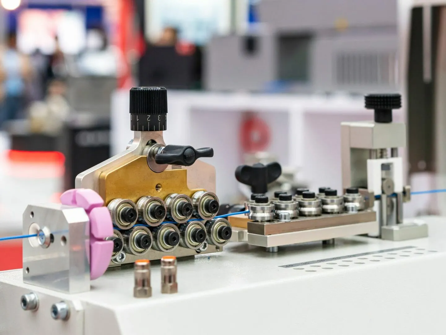 Metal roller guide feeder unit wire manufacturing and automation