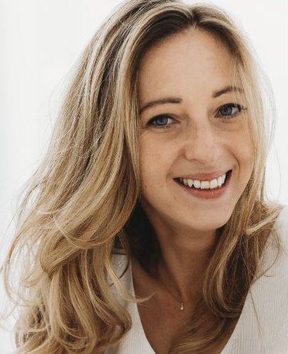 Jenny Dunst-Zagar, Gründerin von Trinity Balance, in einer natürlichen Umgebung – Expertin für ganzheitliche Gesundheit, Achtsamkeit und Wohlbefinden.