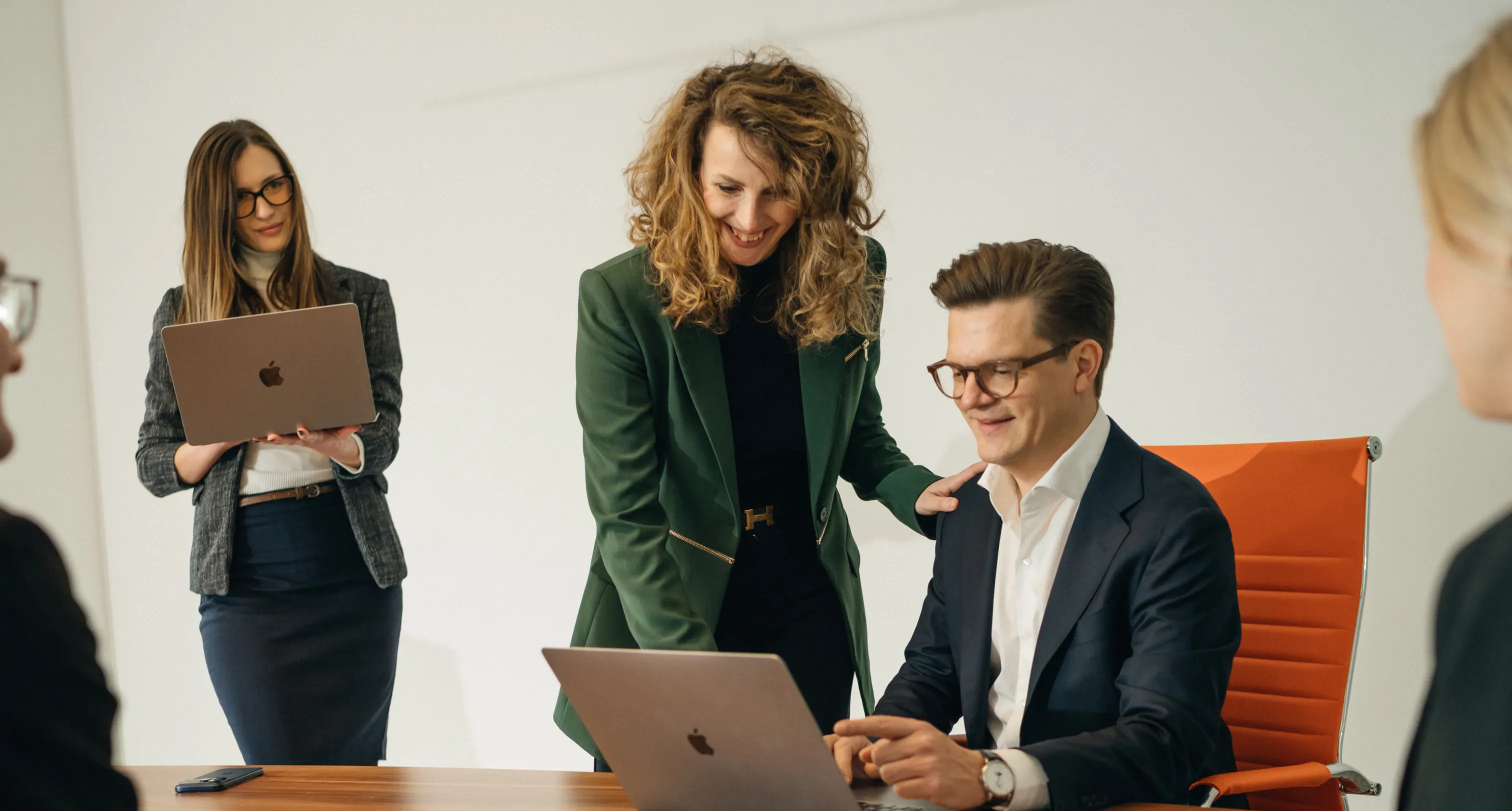 Geschäftsleute arbeiten gemeinsam an Laptops in einem modernen Büro.