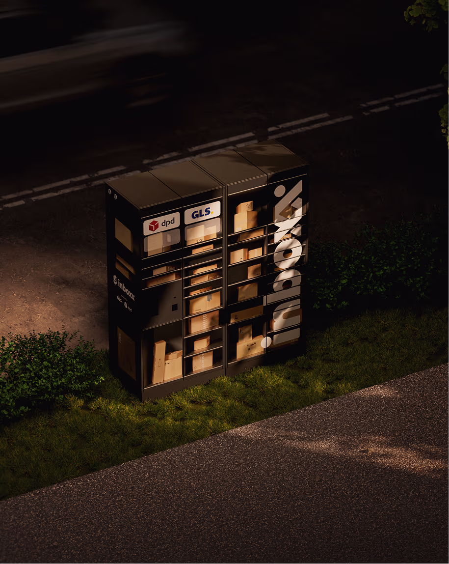 Eine beleuchtete inboxx Packstation an einem Gehweg bei Nacht mit Paketlogos von dpd und GLS.