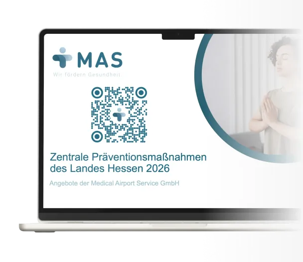 Laptop-Bildschirm mit MAS-Logo, QR-Code und Text zu den zentralen Präventionsmaßnahmen für das Land Hessen 2026 von der Medical Airport Service GmbH, im Hintergrund eine meditierende Frau.