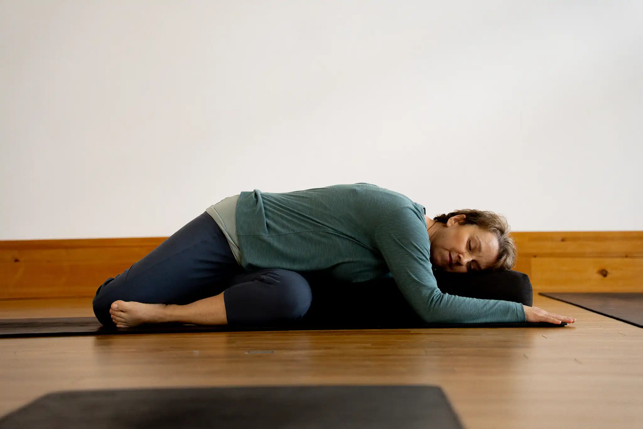 Cours Yin-Flex au studio KŌR Bromont, étirements profonds et postures tenues en douceur.