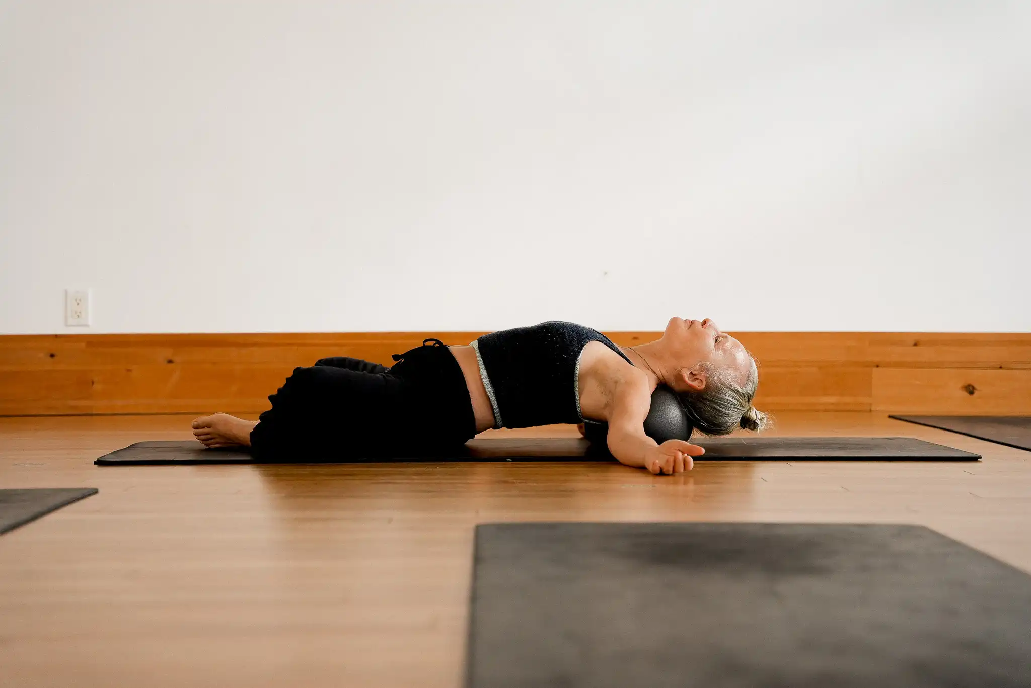 Cours de Yoga Thérapeutique au studio KŌR Bromont, postures douces et travail en profondeur.