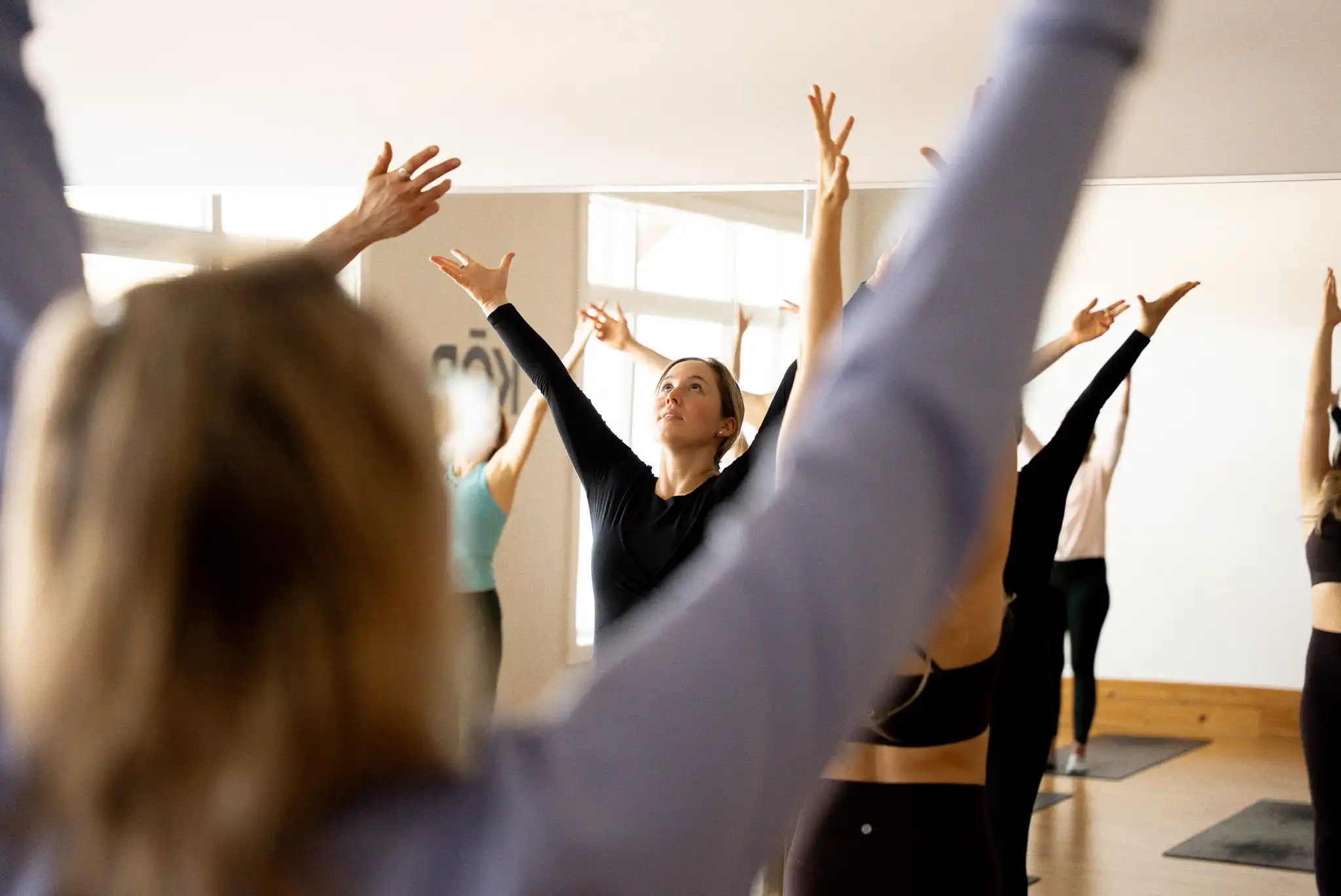 Cours de Yoga Flow au studio KŌR, chaînements fluides coordonnés avec la respiration.