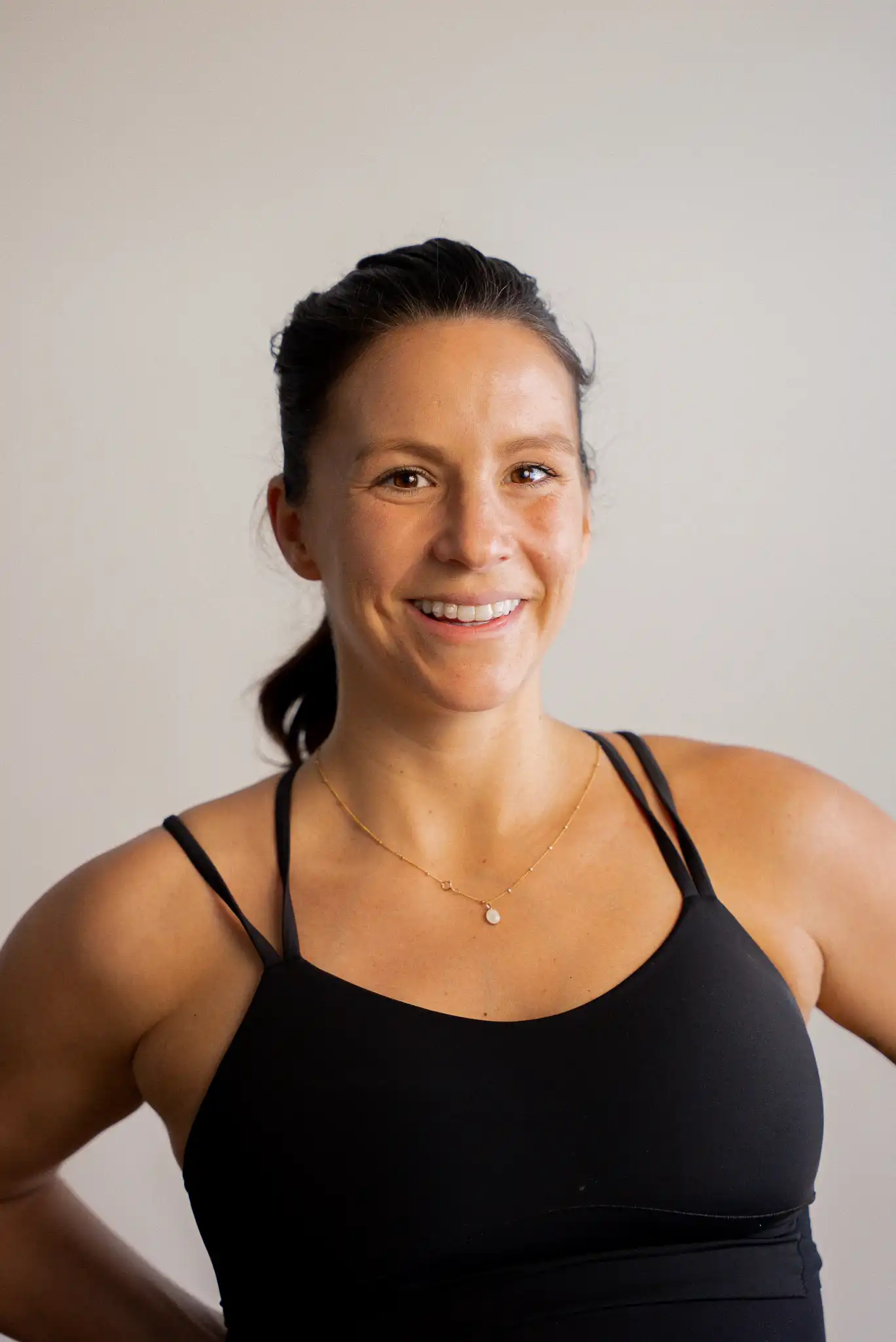 Catherine, physiothérapeute et instructrice de Yoga Flow et Yoga doux au studio KŌR.