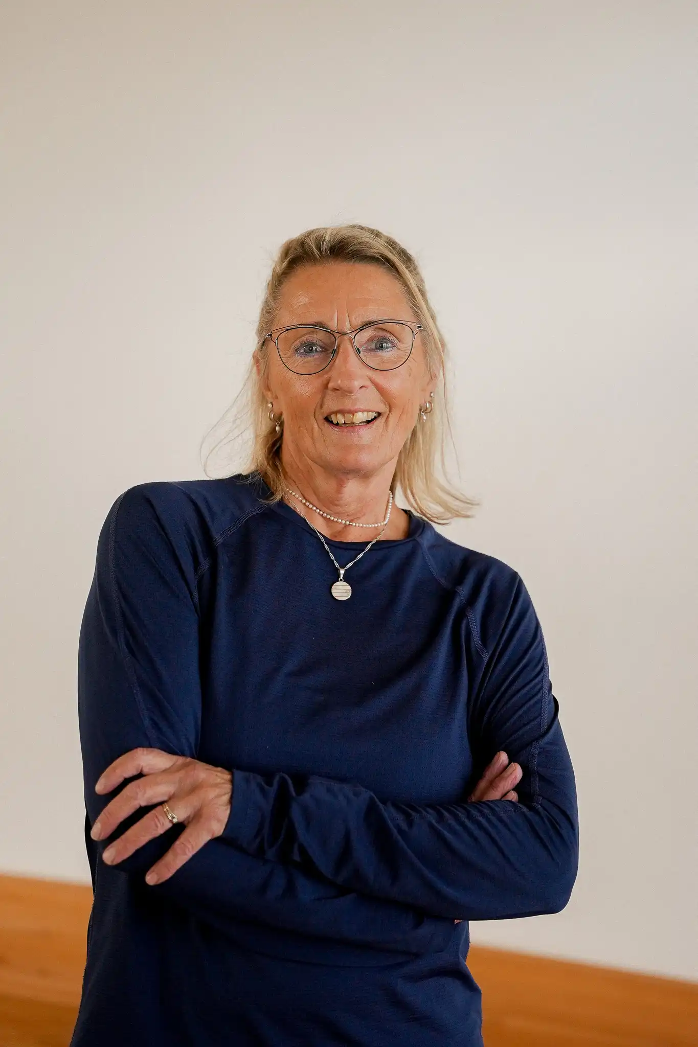 Carole, instructrice de Pilates Reformer et Pilates au sol, passionnée du mouvement depuis plus de 40 ans.