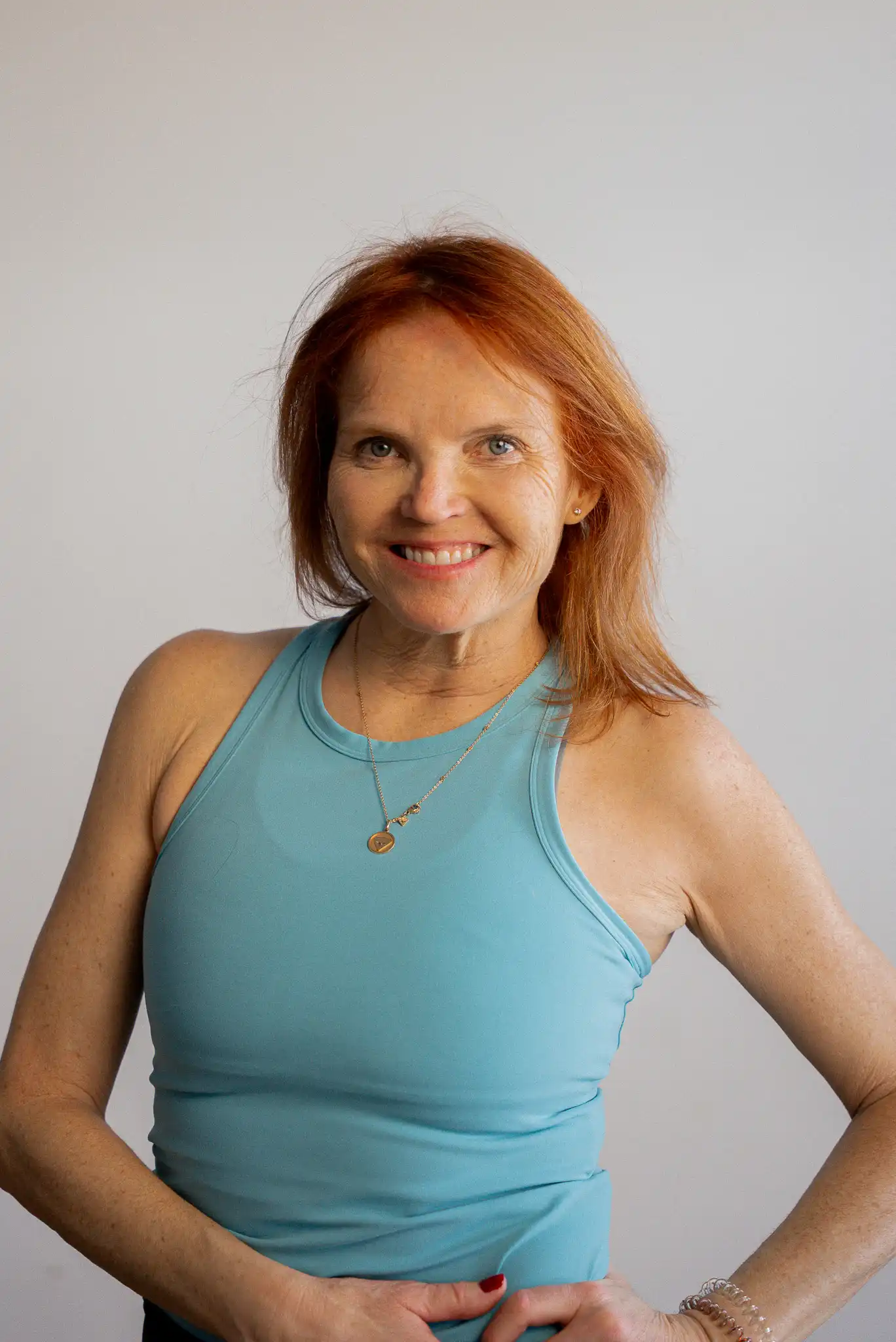 Josée D, instructrice de Yoga Flow et Stretching, professeure de ski passionnée de sport et de mouvement.