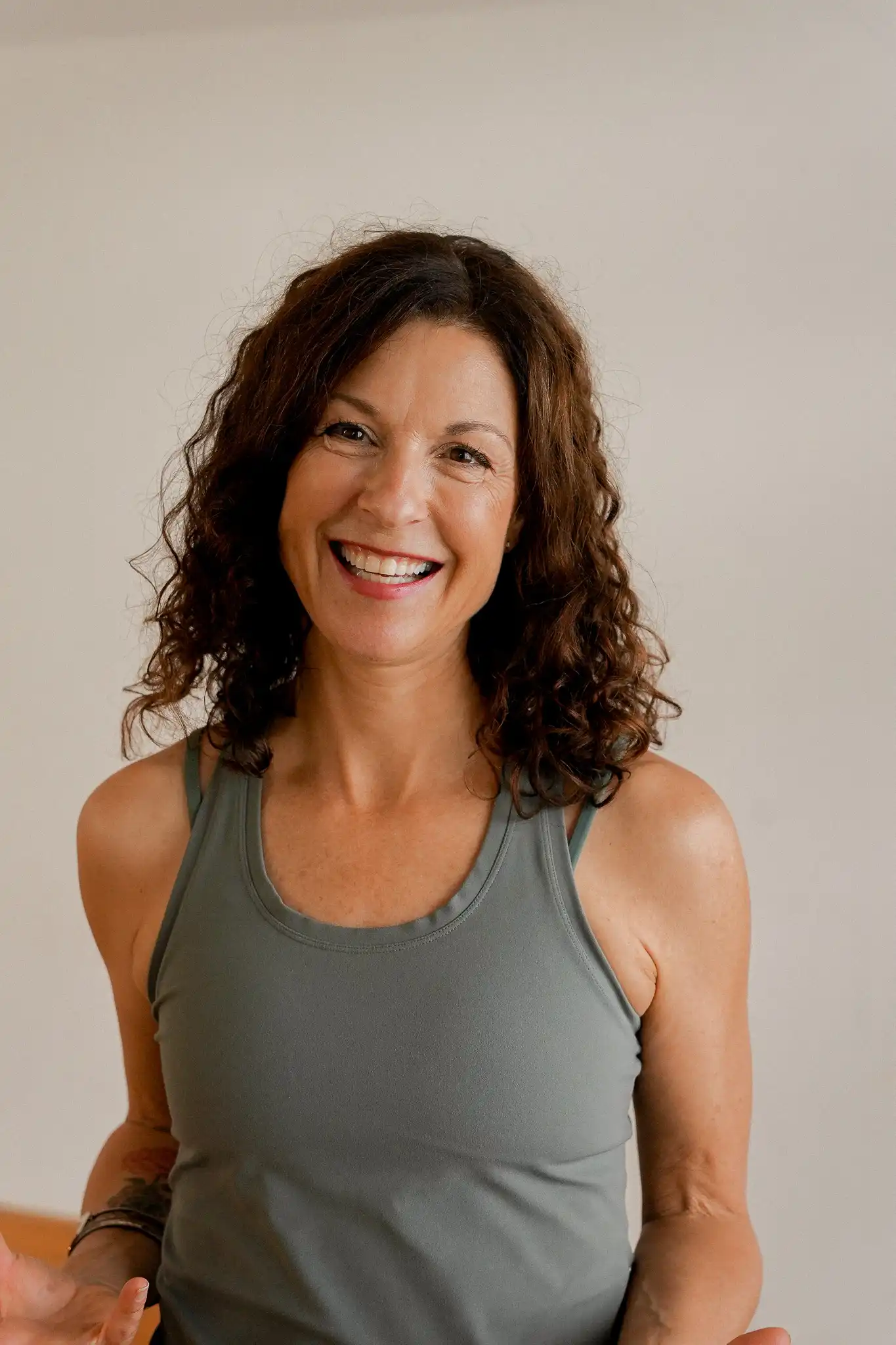 Chantal, instructrice certifiée STOTT Pilates et yoga Vinyasa, cours de Pilates Tonus, Yoga Flow et Stretching.