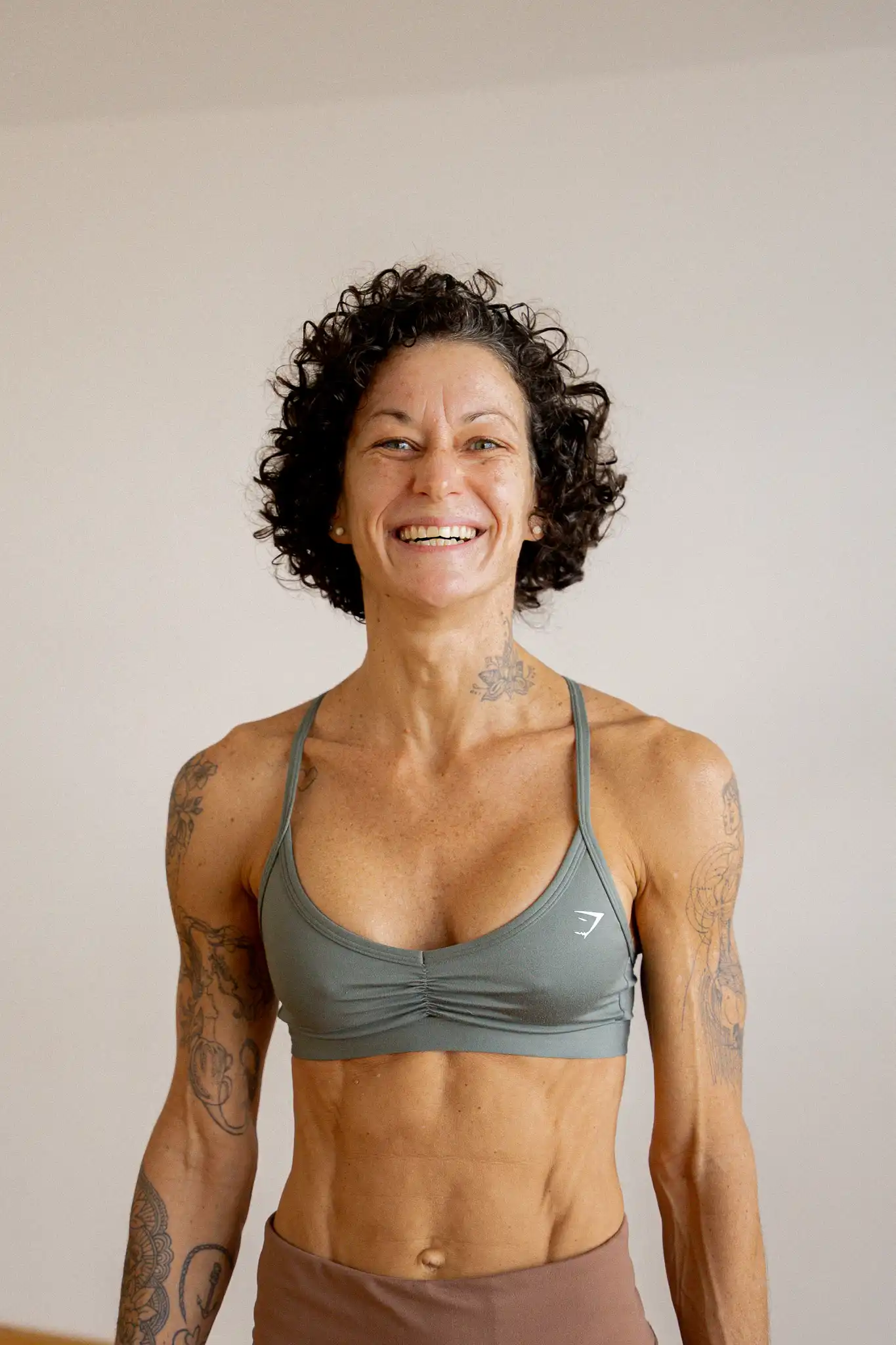 Julie, enseignante de yoga, naturopathe et massothérapeute (1300h+), Hot Yoga Flow et Yoga doux.