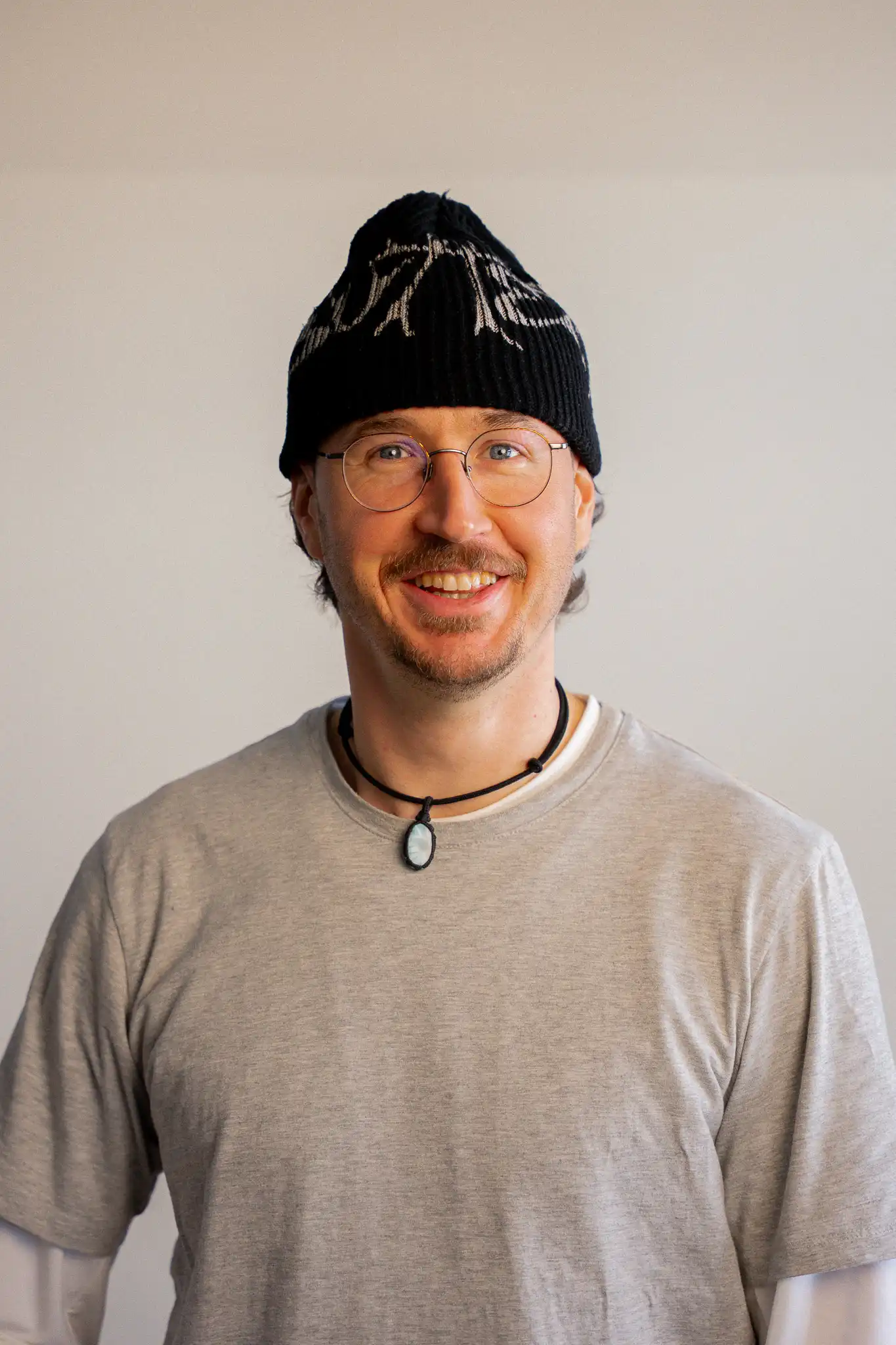 Nathan, instructeur de Yoga Flow, formé en Hatha et Vinyasa à Yoga Sangha (380h).