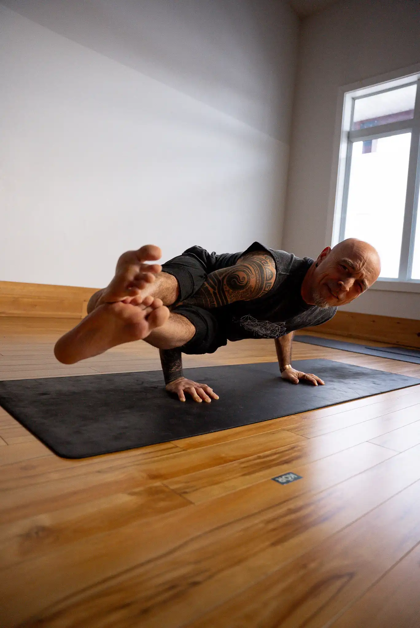 Cours de Hot Power Yoga au studio KŌR, pratique intense dans une salle chauffée.