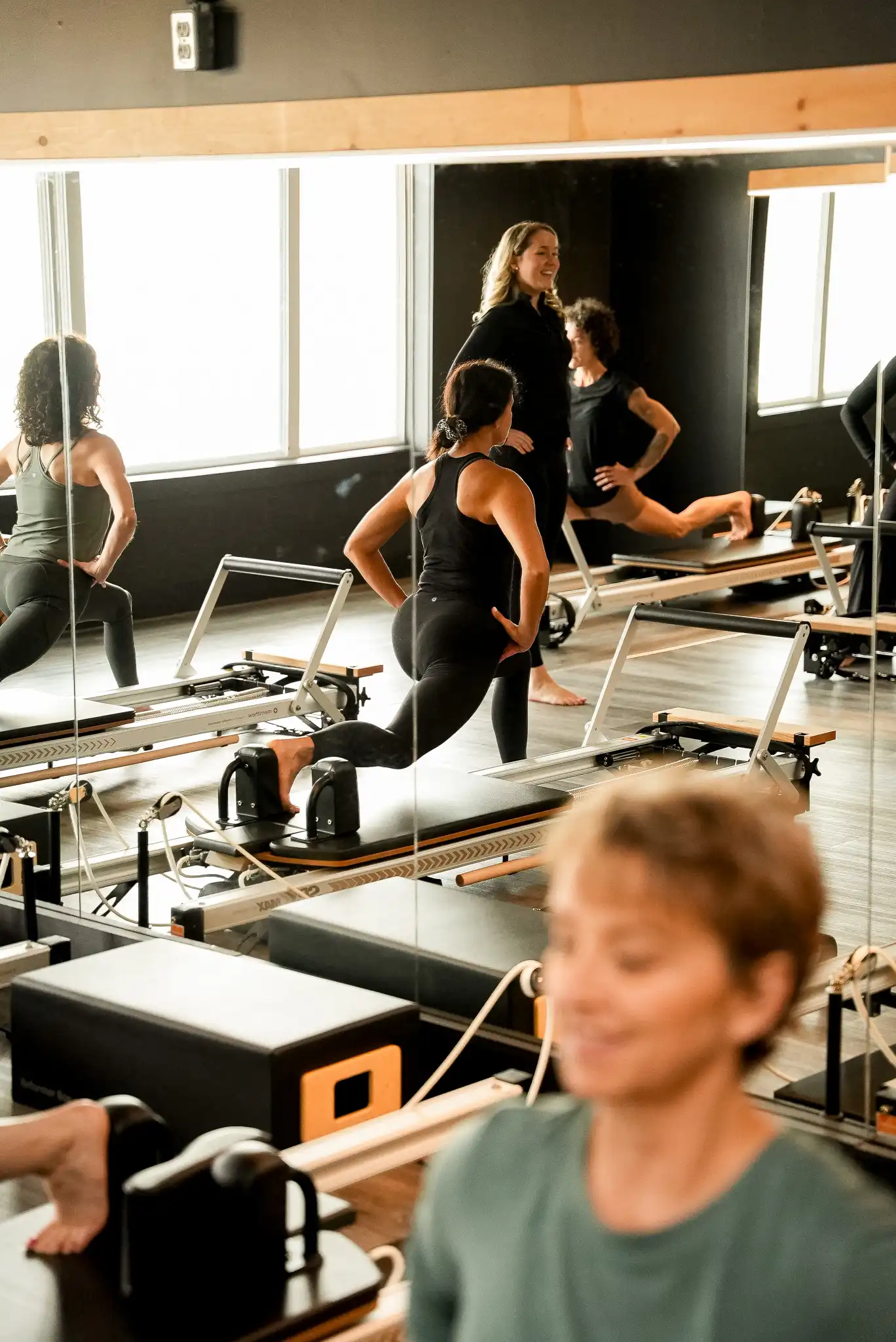 Sessions en groupe sur reformers Pilates Merrithew au studio KŌR Bromont.
