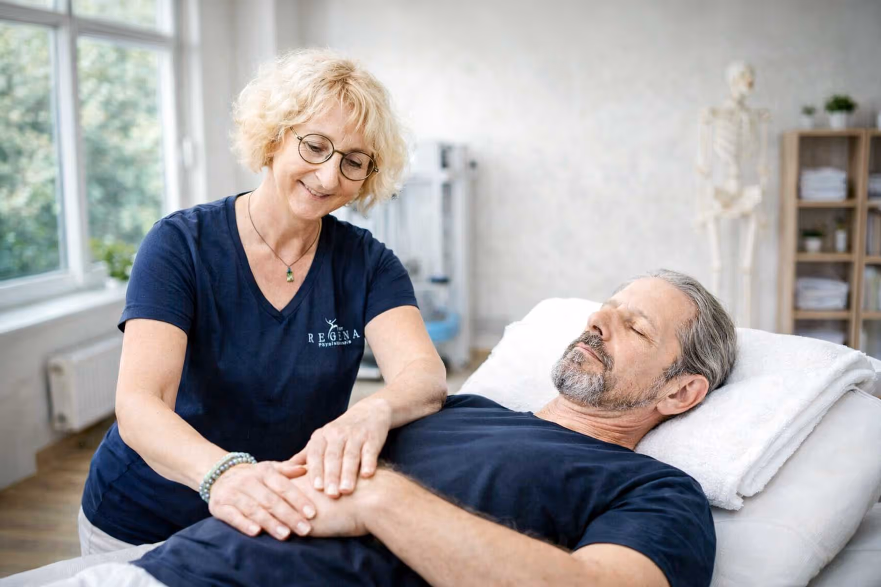 Physiotherapeutin führt Manuelle Lymphdrainage in moderner Praxis durch